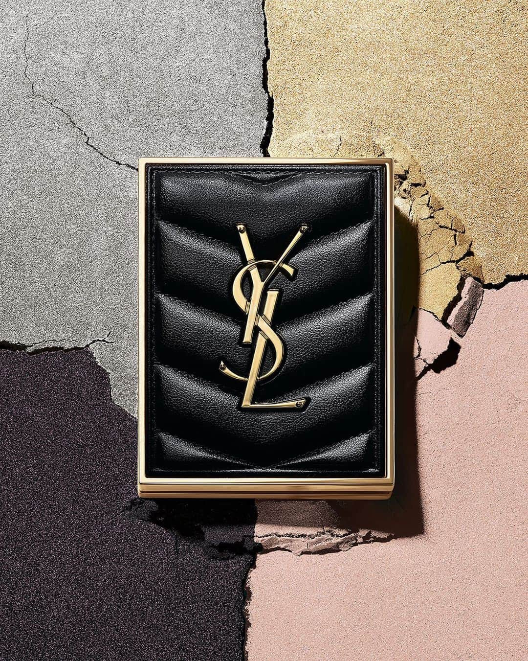 Yves Saint Laurent Beautyさんのインスタグラム写真 - (Yves Saint Laurent BeautyInstagram)「Give your eye looks a clash of colour with COUTURE MINI CLUTCH N°910 TROCADARO NIGHTS for looks inspired by endless sparkling nights. Do you dare to indulge?   #YSLBeauty #ClutchMyEyes」7月21日 1時00分 - yslbeauty