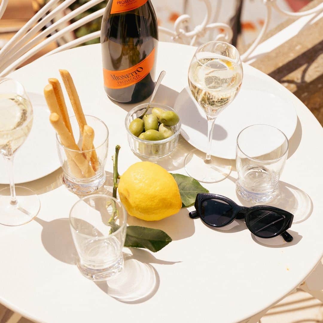 Mionetto USAさんのインスタグラム写真 - (Mionetto USAInstagram)「Amici, with it being National Prosecco Week, an aperitivo is an Italian must! Summer is a beautiful season and what better way to enjoy this bellissimo week than by sipping a refreshing glass of Mionetto Prosecco.🍾  Allora, are you stocked up?  Continue celebrating #NationalProseccoWeek with us, Italiano style! 🧡🍋🥂  #MionettoProsecco #AperitivoTime #PoptheProsecco  Mionetto Prosecco material is intended for individuals of legal drinking age. Share Mionetto content responsibly with those who are 21+ in your respective country. Enjoy Mionetto Prosecco Responsibly.」7月21日 1時03分 - mionettoproseccousa