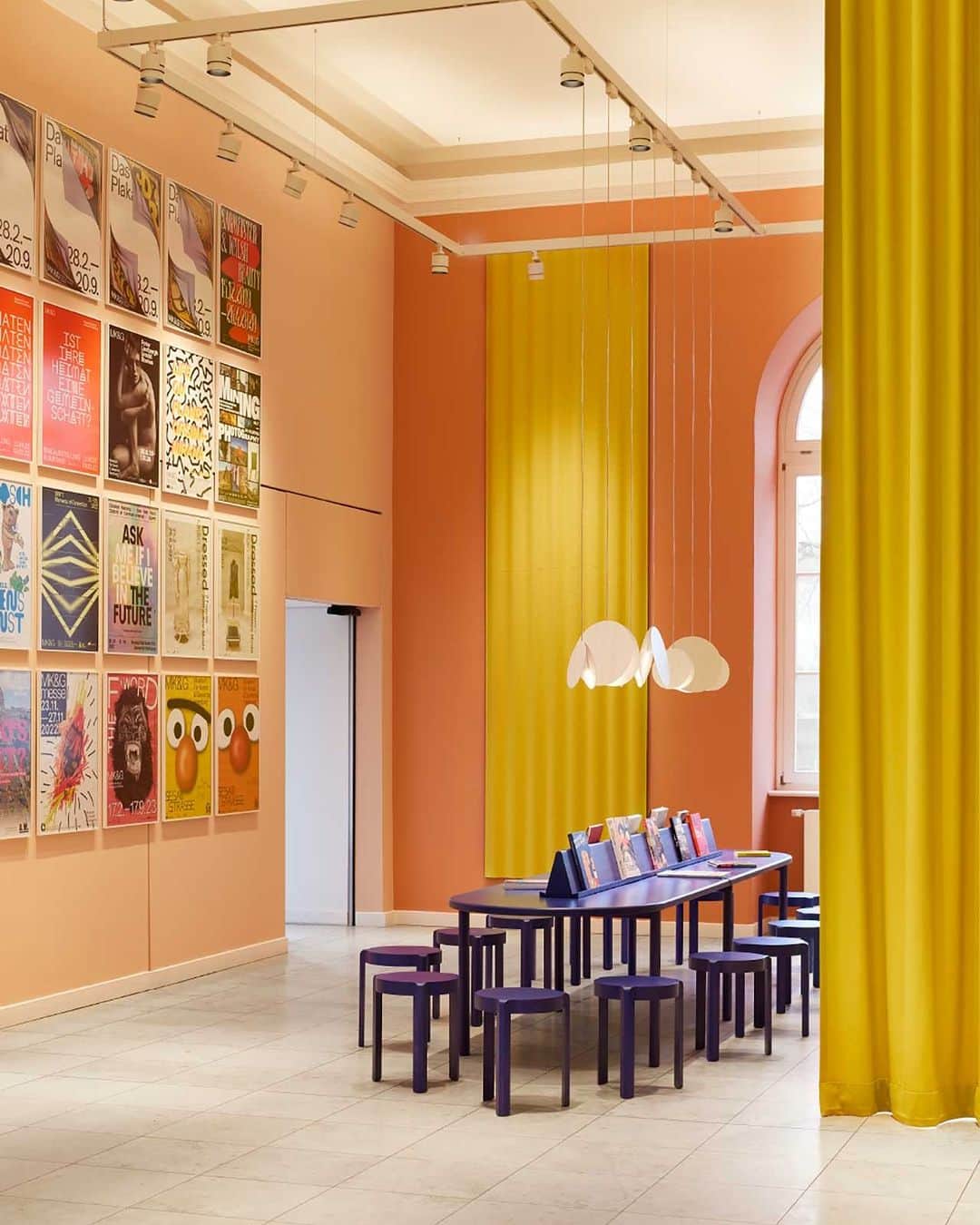 Design Milkさんのインスタグラム写真 - (Design MilkInstagram)「Welcome to the Museum für Kunst und Gewerbe Hamburg (MK&G), where you'll be greeted with a treat for the eyes! 🤩 @studiobesaumarguerre's creative vision has given its foyer an awe-inspiring transformation that's sure to captivate visitors with its colorful personality. Full of vivid hues, soft materials, rounded arches, + plenty more thoughtful design elements, you'll find yourself delighted before you even get to the actual exhibits! \\\ See more at our link in bio. 🔗  📸 Photography by @britasoennichsen.」7月21日 1時13分 - designmilk