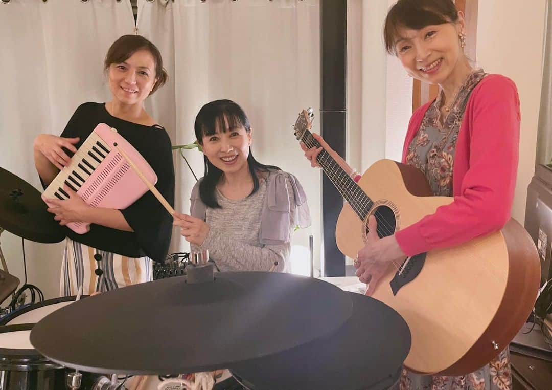 島田奈央子のインスタグラム：「先日、友達の西村知美ちゃんと伊藤智恵理ちゃんが、ブライトサンズレコードのリビングスタジオに遊びに来てくれました♪  実は先月も、、既に2回目ですが笑。 ドラマー&レーベルオーナーの平井景さんのお料理を堪能しながら、長時間のお喋りを楽しみました。言いたい事をいって、笑い合えるフラットな関係。  それぞれ生きる道は違うけど、14歳からずっと変わらず、今でもコンスタントに会えるのって、何にも変えがたいもの。つくづく友達っていいものだなと思います。  スタジオ内にあるドラムの前で、平井さんも一緒に記念撮影。ん？でも平井さん以外、皆、楽器の持ち方があやしいぞ。 楽しい時間は、あっという間に過ぎていきました。  これもまた、この夏の楽しい思い出になりました♪」