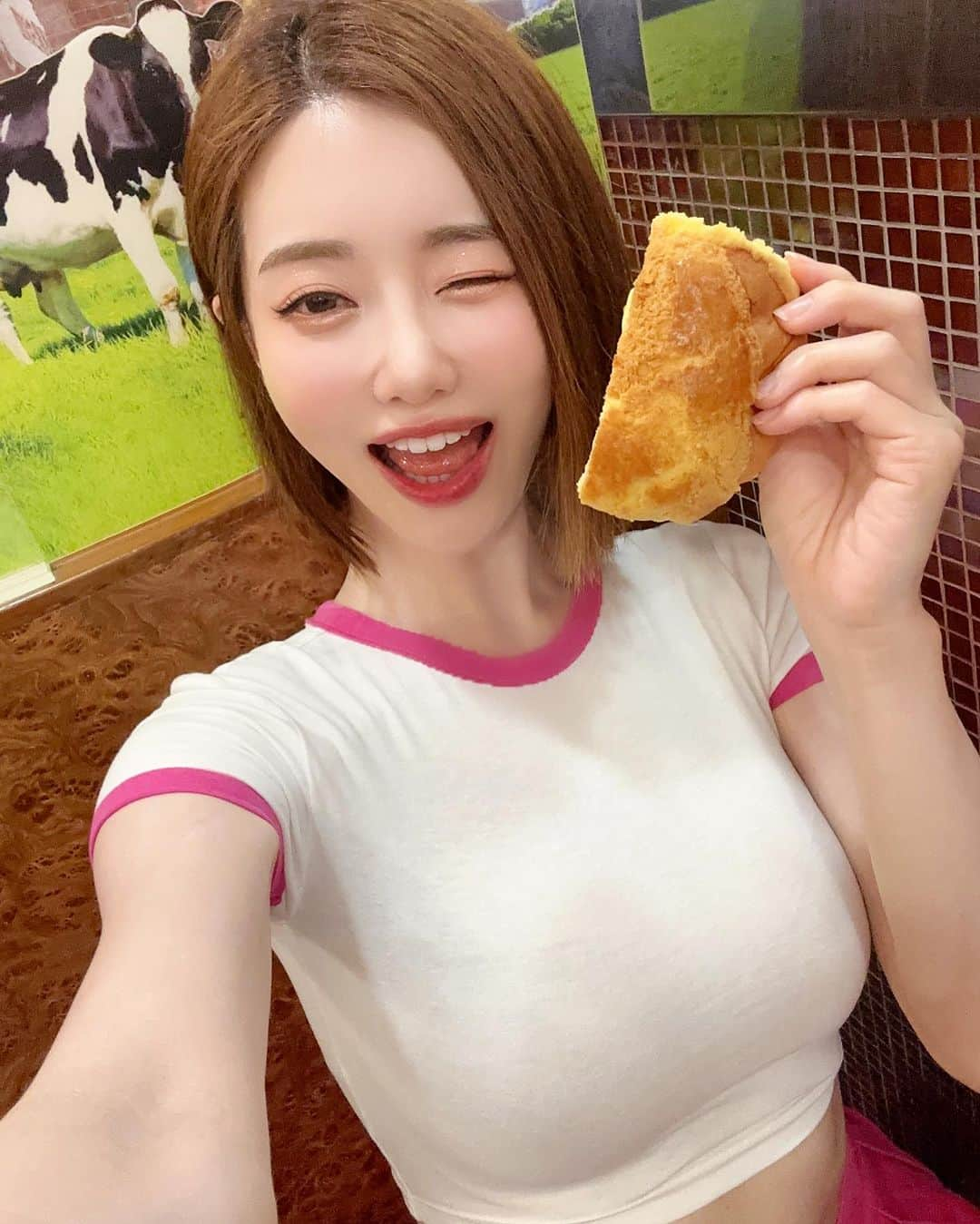 Dj Sodaのインスタグラム：「내 여팬애칭은 소보로야💕💕소보로들 생각이 나서 소보로빵을 많이 먹었어💓💓소보로들 소랑해😘😘  My girls fandom name is Soboro(Bolo bao / pineapple bun) and these bolo bao reminds me my Soboros so I ate them all! Soranghae!!😘😘 菠蘿包 真係 好食!! 我愛你 😋😋❤️‍🔥❤️‍🔥」