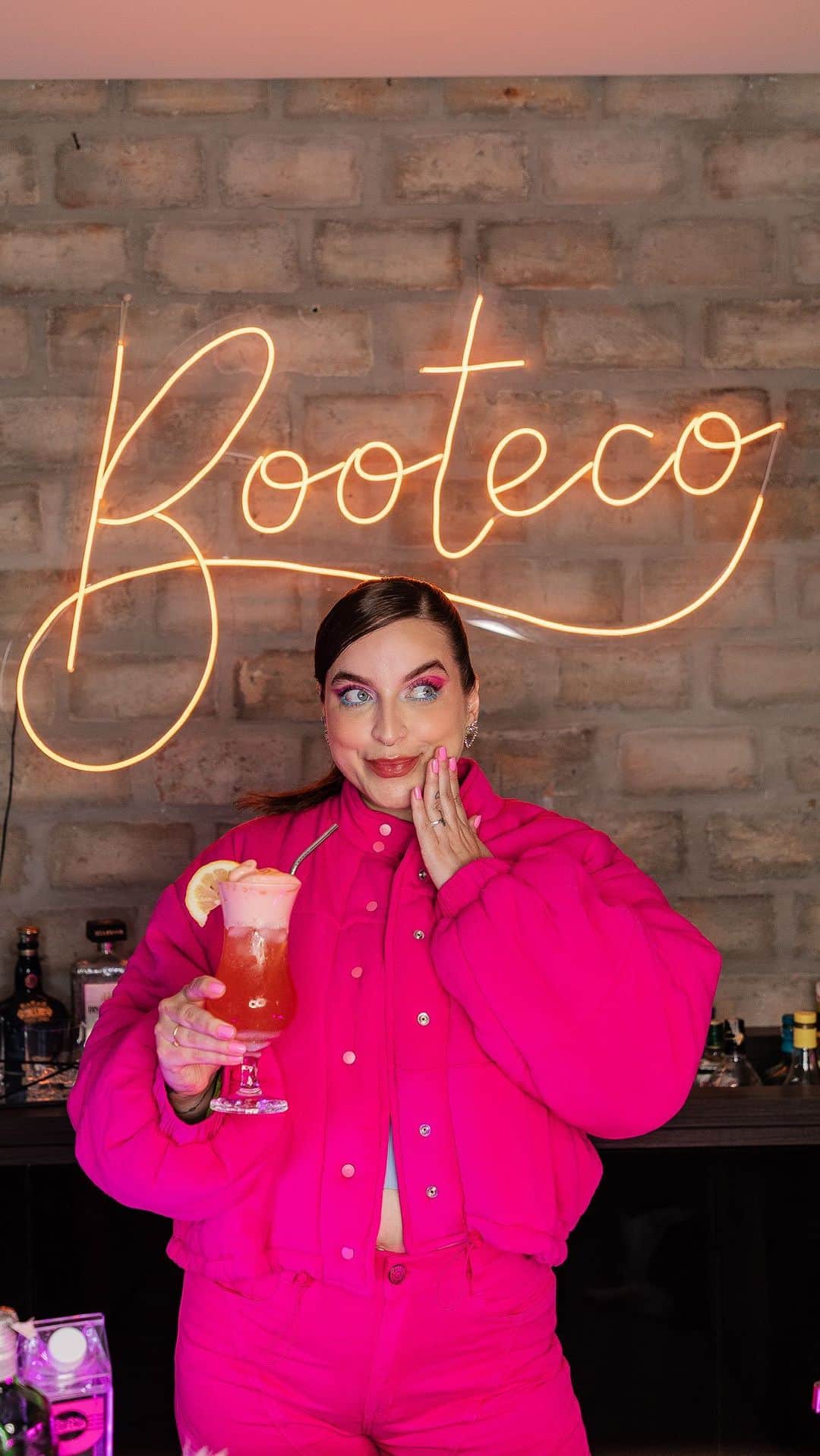 Bruna Unzuetaのインスタグラム：「Hi Barbie! Hi Ken!👄 💅🏻 É minha gente, quem achou que eu não iria entrar pra trend se enganouuu! Barbie Malibu +18 invadiu o Booteco hoje para ensinar para vocês esse drink super Tropical e Fun, com muito rosa e charme para vocês assistirem a estreia do tão esperado Pink Dream! E aí, gostaram desse Booteco de milhões? Então bora assistir essa estreia que tá babado!💁🏼‍♀️💄  Receita:  1 dose de gin 1 1/2 de suco de limão siciliano Suco pink lemonade Refrigerante sabor limão e morango Glitter comestível Espuma de morango  *beba com moderação*」