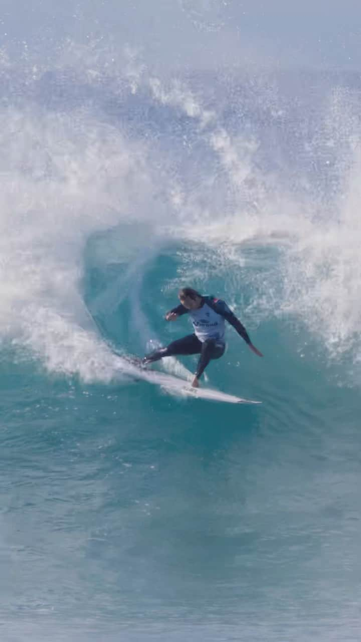 ジョーディ・スミスのインスタグラム：「Competing here at home in #southafrica is one of my favorite things to do. Surfing in front of my home crowd is really special. Huge thanks to everyone supported me this week. Had a blast. It really is the best event on tour.  Obviously the wave speaks for itself but the infrastructure’ Accomodation, food and people are second to non. Big thanks to everyone that put this together 🤙🏼🇿🇦 @oneillusa @wsl 🎥 @nickchristyfilm @smthshapes @redbullza @futuresfins @heapsnormal @dbjourney」