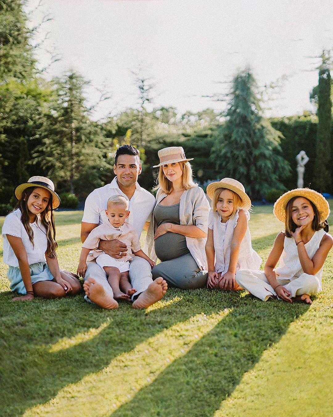 ラダメル・ファルカオのインスタグラム：「"Ser mamá y papá es sentir que el amor nunca se acaba sino que se multiplica por el infinito"  #esperandotullegada」