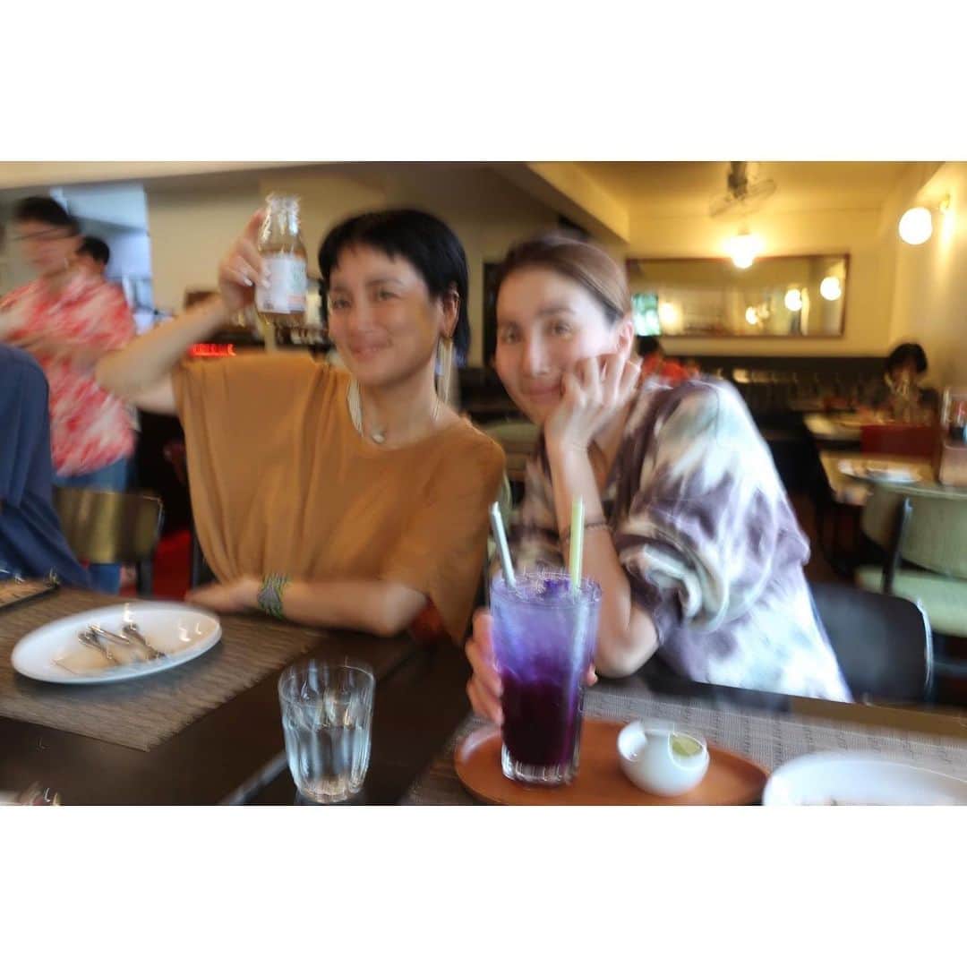 桃生亜希子のインスタグラム：「Chiang Maiに到着。 　ゆいちゃんと千春、とらきと合流したよ！ 　雨季のチェンマイ。ジャングルです✨」