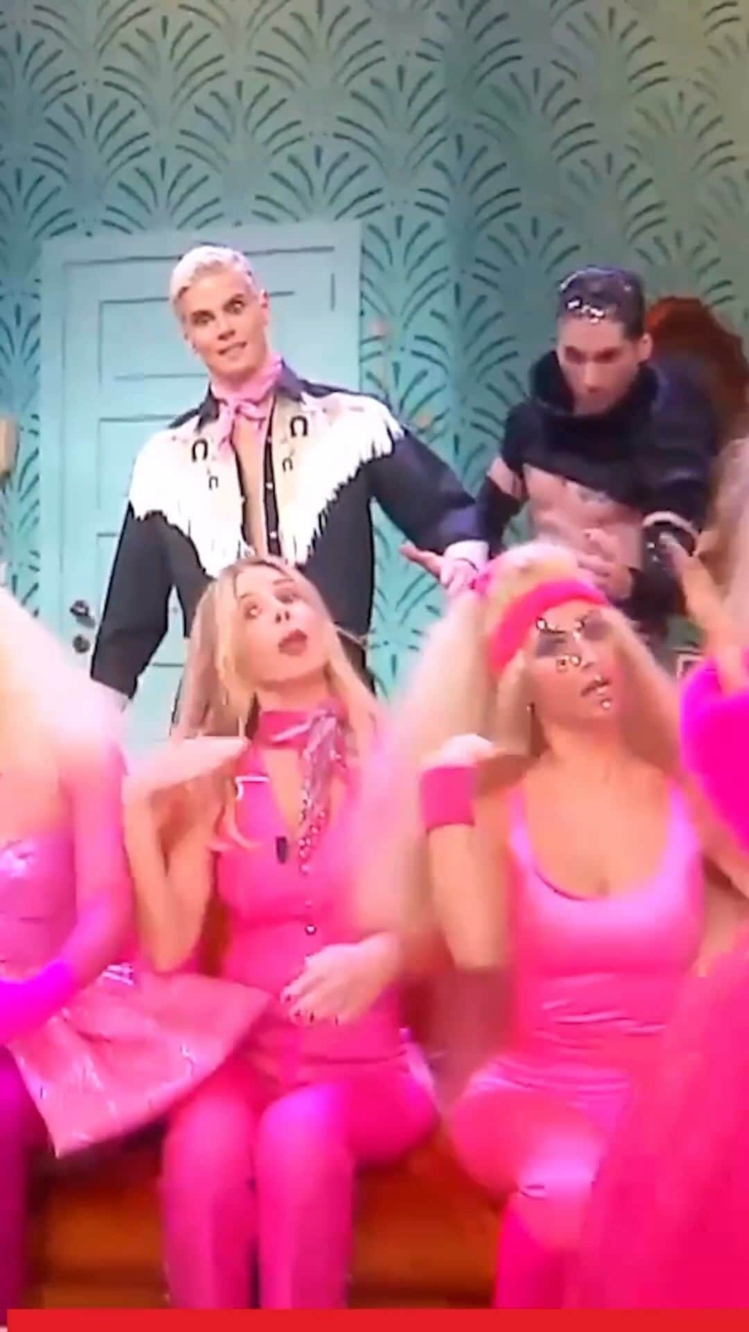 Alessia Marcuzziのインスタグラム：「Avevamo previsto tutto🤣🙆‍♀️ @lucatommassinidreamer @alessandroegger  #barbie #boomerissima」