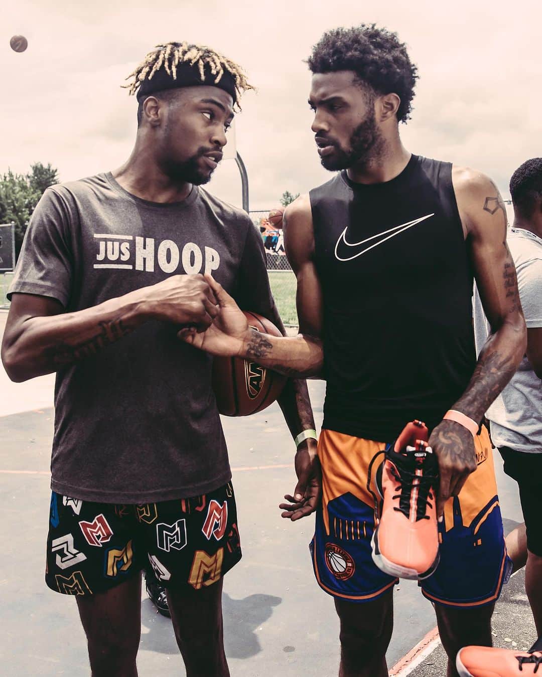 のインスタグラム：「@Trepatt’s dunking skills 🤝 Del Fuego Attacks 🔥🔥🔥  #AND1 #and1openrun #and1life」