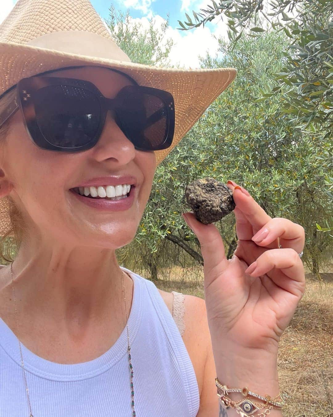 サラ・ミシェル・ゲラーのインスタグラム：「The only hunting you will ever see me do. Truffle hunting. We had the most magical day at the family owned @marronaia . First we hunted truffles, then we ate truffles. We also drank the most beautiful wines (well @realfreddieprinze and I did) And the truffle olive oil …. is perfetto」