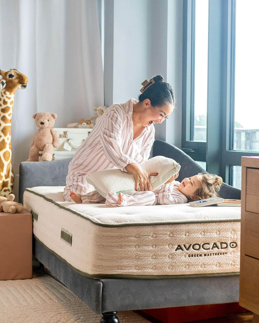 ウェンディー・グエンのインスタグラム：「We’re so happy to be spending our days and nights on this @avocado.green mattress! We were in need of a firm mattress and Avocado came highly recommended by baby sleep advocates. Made from GOTS-certified organic materials, we enjoy every cuddle, hug, and playful moments on this handcrafted mattress! ☁️」