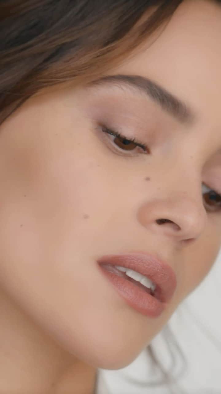 エイドイア・アージョナのインスタグラム：「Wearing one of my new favorites POWER FABRIC+ CONCEALER. It gives high coverage, comfort, and a “baby skin” matte yet natural hydrating finish finish. Honestly soo good! @armanibeauty #Armanibeauty #ArmaniMakeup」