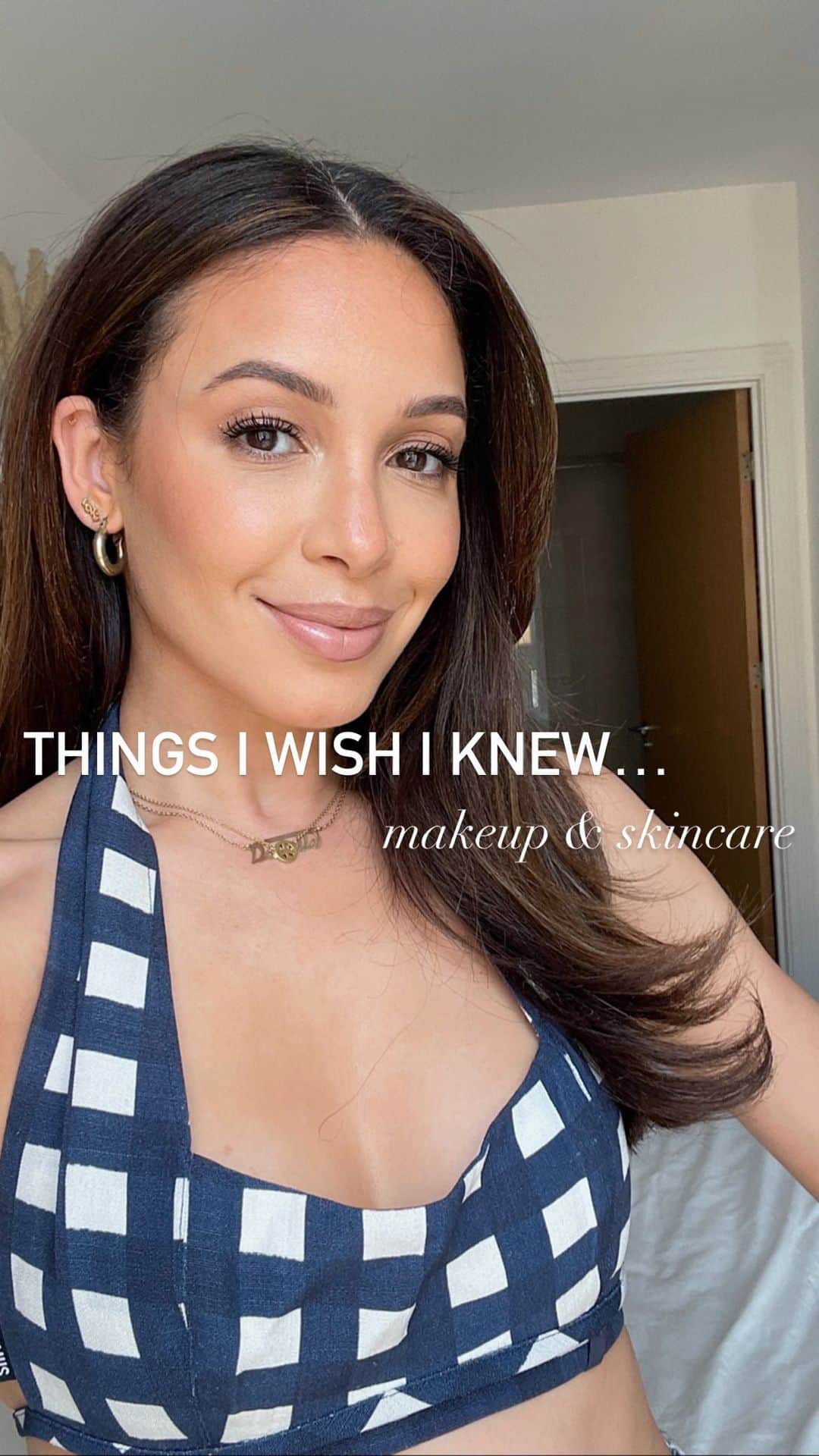 ダニエル・ピーザーのインスタグラム：「brb off to wash my makeup brushes 🫠  Products used, all available at @spacenk   @supergoop Play spf50 @hourglasscosmetics veil hydrating skin tint @lauramercier matte radiance baked powder @kosas brightening concealer @narsissist afterglow liquid blush @malinandgoetz lip moisturiser   #beautytips #skincare #spf #makeuptips ad」