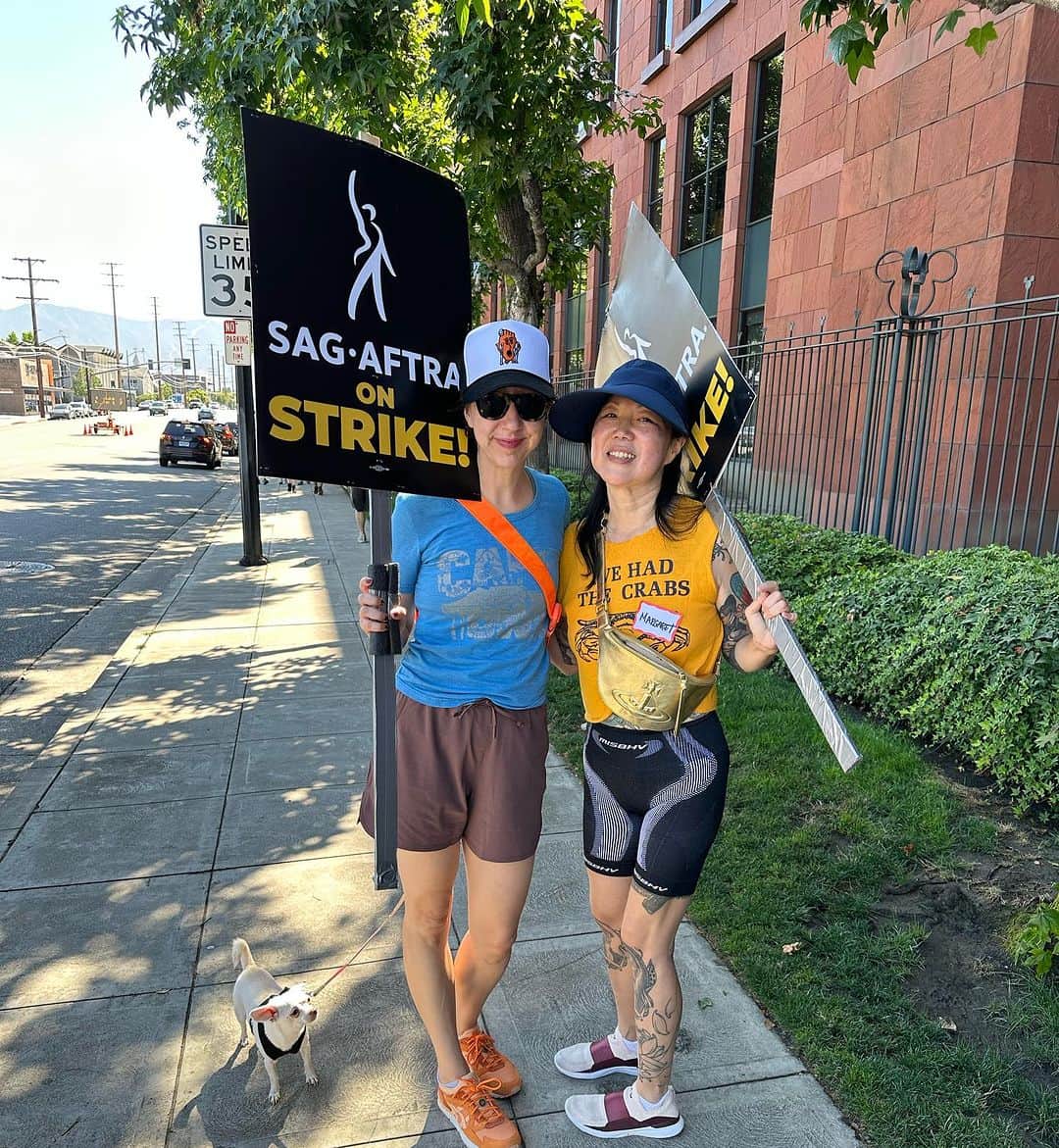 マーガレット・チョーのインスタグラム：「#sagaftra #strike @k.schaal from the picket line!」