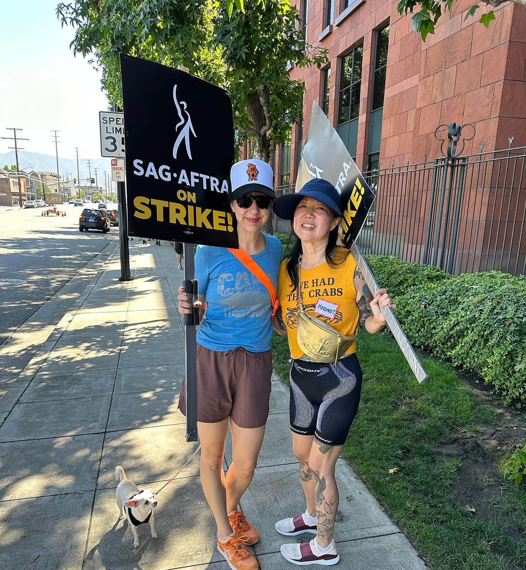 マーガレット・チョーさんのインスタグラム写真 - (マーガレット・チョーInstagram)「#sagaftra #strike @k.schaal from the picket line!」7月21日 2時27分 - margaret_cho