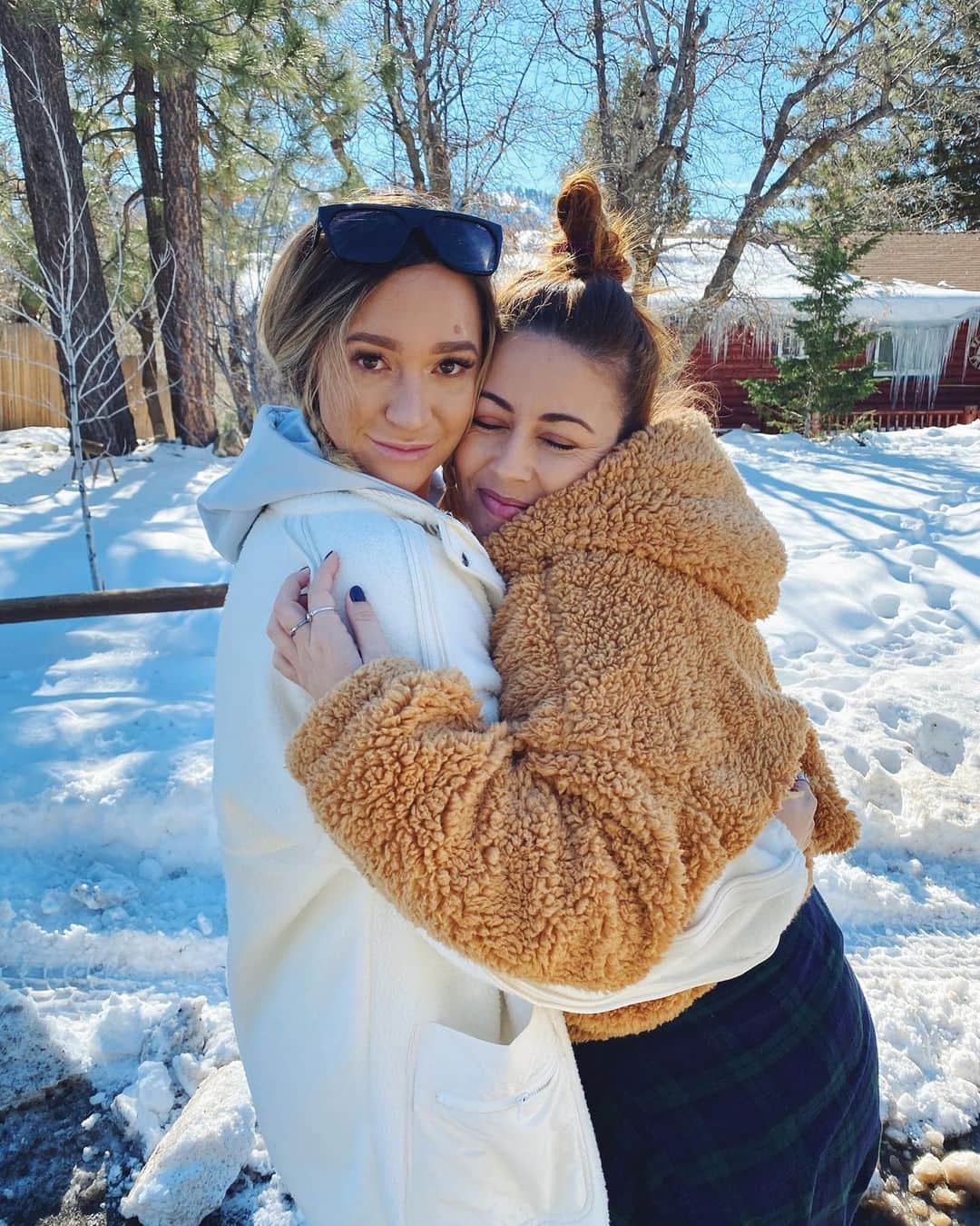 アリーシャ・マリーのインスタグラム：「happy birthday my @tarynerenee 🎂🤍  love you so fkn much!! i will chase you endlessly and film your tiktoks (slide 3) and I will always be the annoying lil sis you never had. roomies for life 🫶🏻」