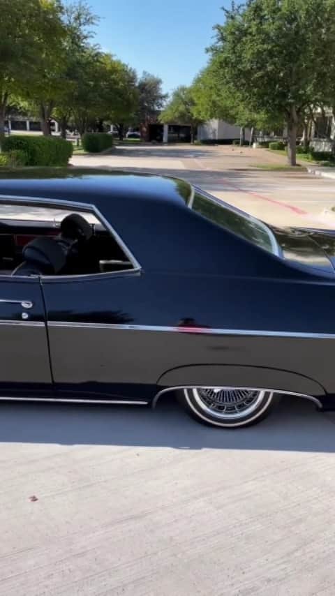 Classics Dailyのインスタグラム：「Credit @romanochevy69 #Impala _ #Classic #classics #Classiccar #classiccars #americanmuscle #Musclecar #Musclecars #car」