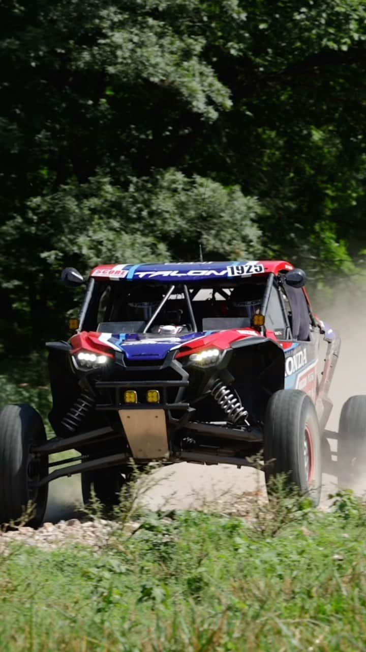 Honda Powersports USのインスタグラム：「A Talon ride never disappoints, especially when it’s piloted by @hondaoffroadracing. 🏁💨 We gave media members the full Race Team Experience at last week’s Talon 1000R-4 Media Drive Event at @midamerica_outdoors— here are a few clips from the off-road loop. 👀 #SxS #HondaTalon」