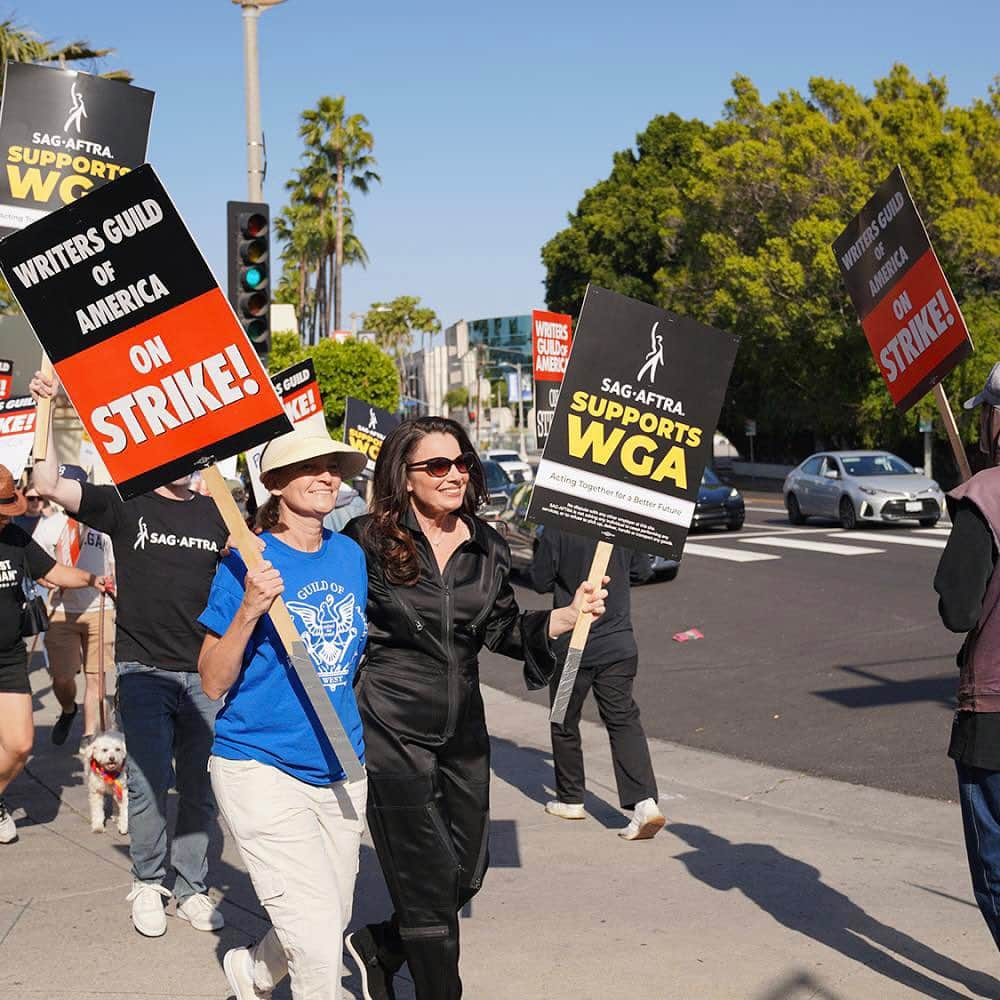 ケイト・ウォルシュのインスタグラム：「To all my friends out there on the picket lines, @WorldHarvestFoodBank is giving out free groceries to SAG-AFTRA actors & WGA writers until the end of the strike! 🙏 Show your SAG-AFTRA or WGA card at the World Harvest Food Bank at 3100 Venice Blvd in Los Angeles and they’ll hook you up! 💕  For more great resources, check out the Union Solidarity Coalition at @TUSCTogether, Groceries For Writers from @HumanitasPrize! Then to learn more about how you can join the fight, check out SAGAFTRAStrike.org & WGAContract2023.org 💪  #WGAstrike #WGAStrong #SAGAFTRAstrong #SAGAFTRAstrike #SAGAFTRAmember #UnionStrong @SAGAFTRA @SAGAFTRAfound @WritersGuildWest @WGAwest @WGAeast @WritersStrikeUnite」