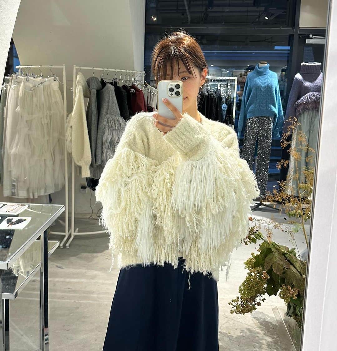 のインスタグラム：「@labelleetude_official の展示会にいってきました🐻‍❄️  ⁡ ⁡ ⁡ ⁡ ⁡ ⁡ 寒いのは好きじゃないけど 冬服は大好き🤍 ⁡ ⁡ ⁡ ⁡ ⁡ ⁡ もこもこふわふわなカーディガンをオーダーしてきました。 早く着たい🐻‍❄️」