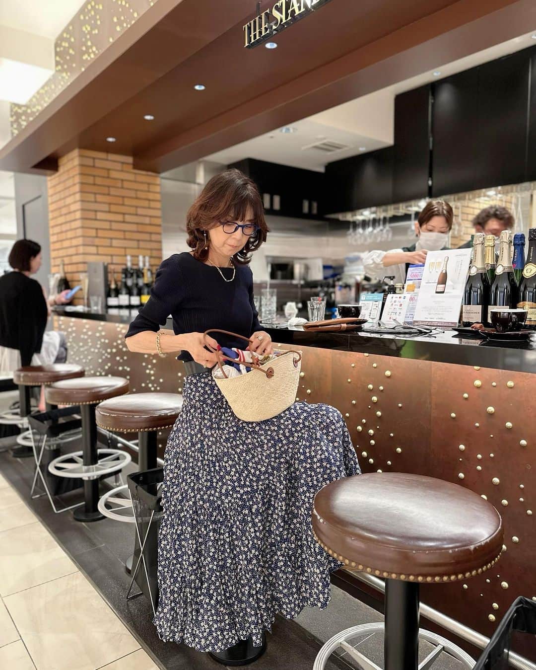 柏木由紀子さんのインスタグラム写真 - (柏木由紀子Instagram)「大好きな新宿伊勢丹 @isetan_shinjuku  に。 いつもの通りアフォガードをいただくつもりが、クーラーが効いていてホットコーヒーに変更！でも少し久しぶりの伊勢丹、合間のカフェ、いずれもとっても幸せでした😊やはり私のパワースポット！ お店の方曰く、わたしのSNSをみてアフォガードを食べにいらっしゃる方が全国から続々ととのこと😁 そちらもとてもうれしいです❤️ この日のスカートは、#柏木由紀子ファッションクローゼット  にも別コーデで登場したもの。どの場面か分かりますか？😁 柏木由紀子ファッションクローゼットでは、すべて私物でわたしがコーディネートした77のスタイリング、その詳細やポイント、50年以上愛してきたファッションのお話、見ても読んでもお楽しみいただける内容になっております🙆‍♀️  #柏木由紀子ファッションクローゼット 扶桑社より @fusoshasenden  好評発売中！ #楽天ブックスファッション部門1位獲得 #発売前重版 #坂本九音楽事務所 #坂本九 #坂本九柏木由紀子 #シニアファッション #シニア世代のファッション番長 #75歳 #70代コーディネート #60代コーディネート #50代コーディネート #柏木マダム #カシワギマダム #由紀子巻き #60代ヘアスタイル」7月21日 8時19分 - yukiko_kashiwagi
