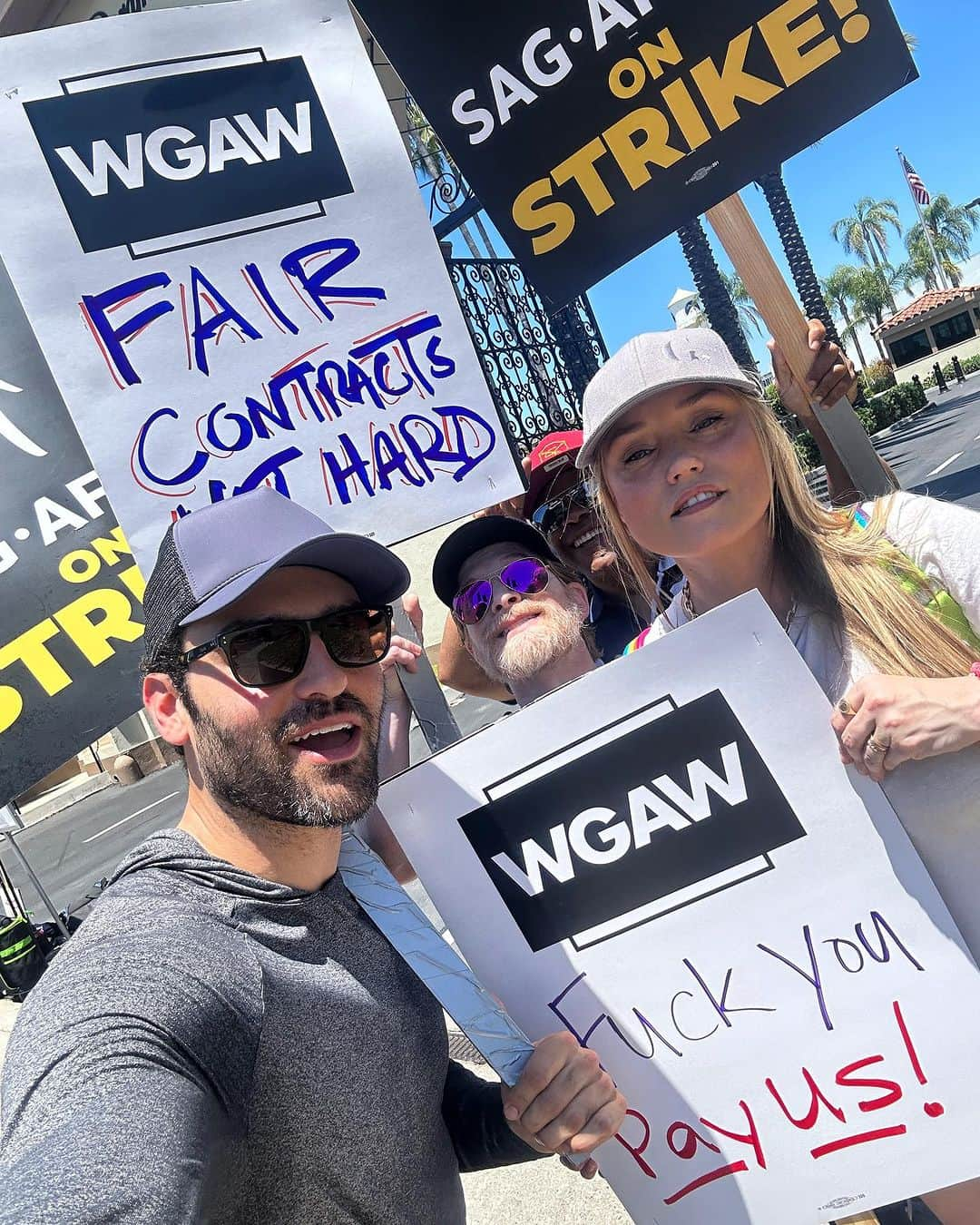 クレア・グラントのインスタグラム：「Fuck you, pay us.  #SagAftra #WGAW」