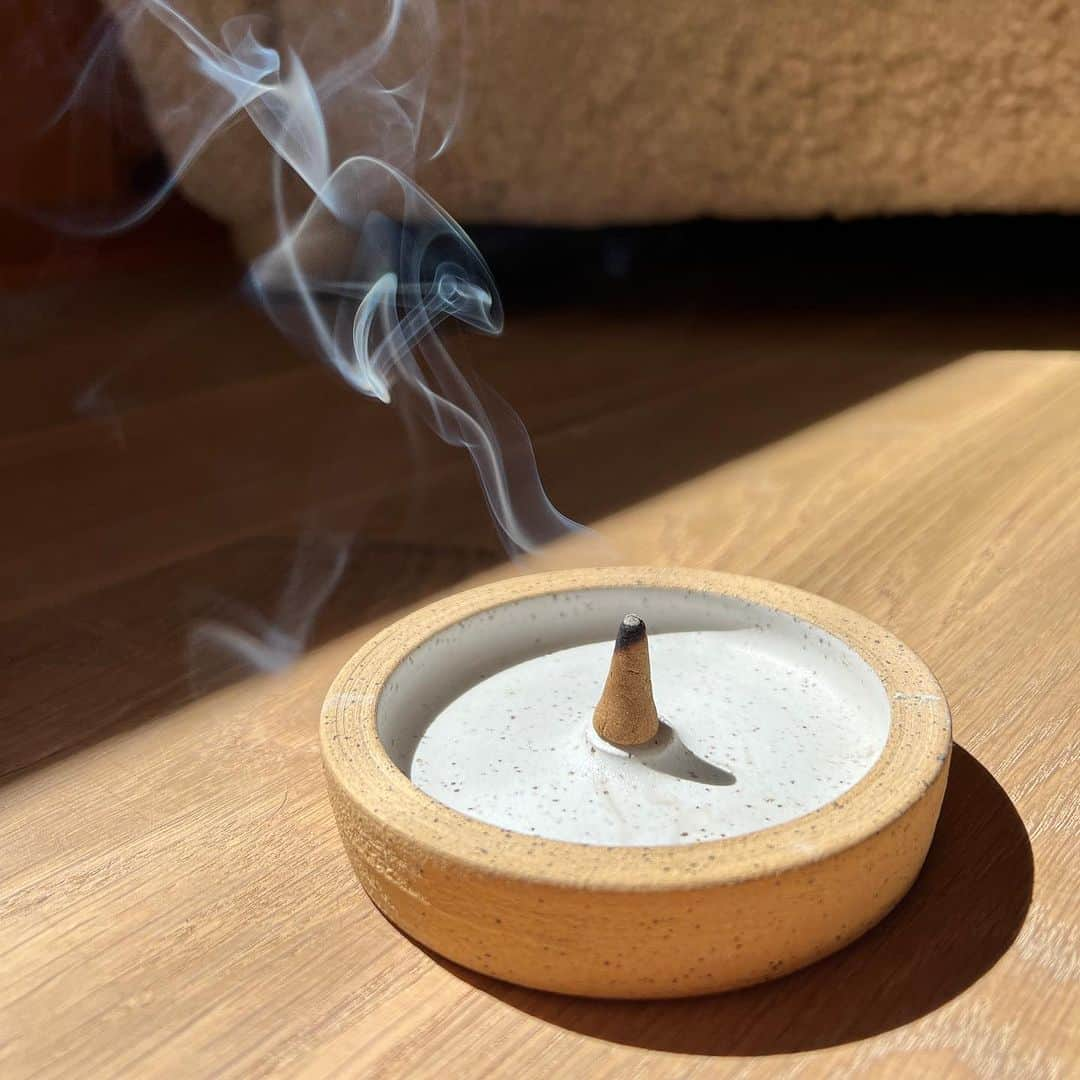 ボニー・ライトさんのインスタグラム写真 - (ボニー・ライトInstagram)「I recently went to an incense making workshop at @usal.project taught by @park_hyun_gi It was inspiring to learn more about the history of incense. We got our hands dirty mixing all natural ingredients to then hand shape incense cones and sticks.   Usal is a Los Angeles based community providing experiences and goods for the modern nature enthusiast. One of the organizations that we featured in my upcoming TV Show.   If you're in the LA area I highly recommend all of the offerings that they curate.」7月21日 2時52分 - thisisbwright