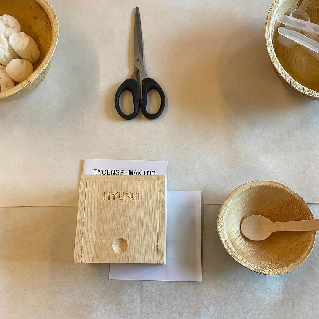 ボニー・ライトさんのインスタグラム写真 - (ボニー・ライトInstagram)「I recently went to an incense making workshop at @usal.project taught by @park_hyun_gi It was inspiring to learn more about the history of incense. We got our hands dirty mixing all natural ingredients to then hand shape incense cones and sticks.   Usal is a Los Angeles based community providing experiences and goods for the modern nature enthusiast. One of the organizations that we featured in my upcoming TV Show.   If you're in the LA area I highly recommend all of the offerings that they curate.」7月21日 2時52分 - thisisbwright