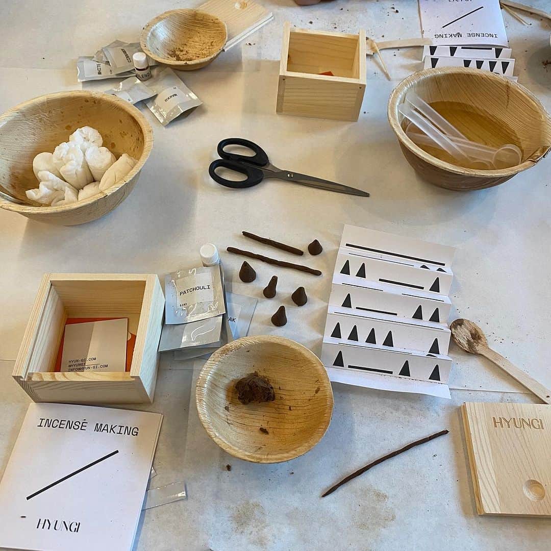 ボニー・ライトのインスタグラム：「I recently went to an incense making workshop at @usal.project taught by @park_hyun_gi It was inspiring to learn more about the history of incense. We got our hands dirty mixing all natural ingredients to then hand shape incense cones and sticks.   Usal is a Los Angeles based community providing experiences and goods for the modern nature enthusiast. One of the organizations that we featured in my upcoming TV Show.   If you're in the LA area I highly recommend all of the offerings that they curate.」