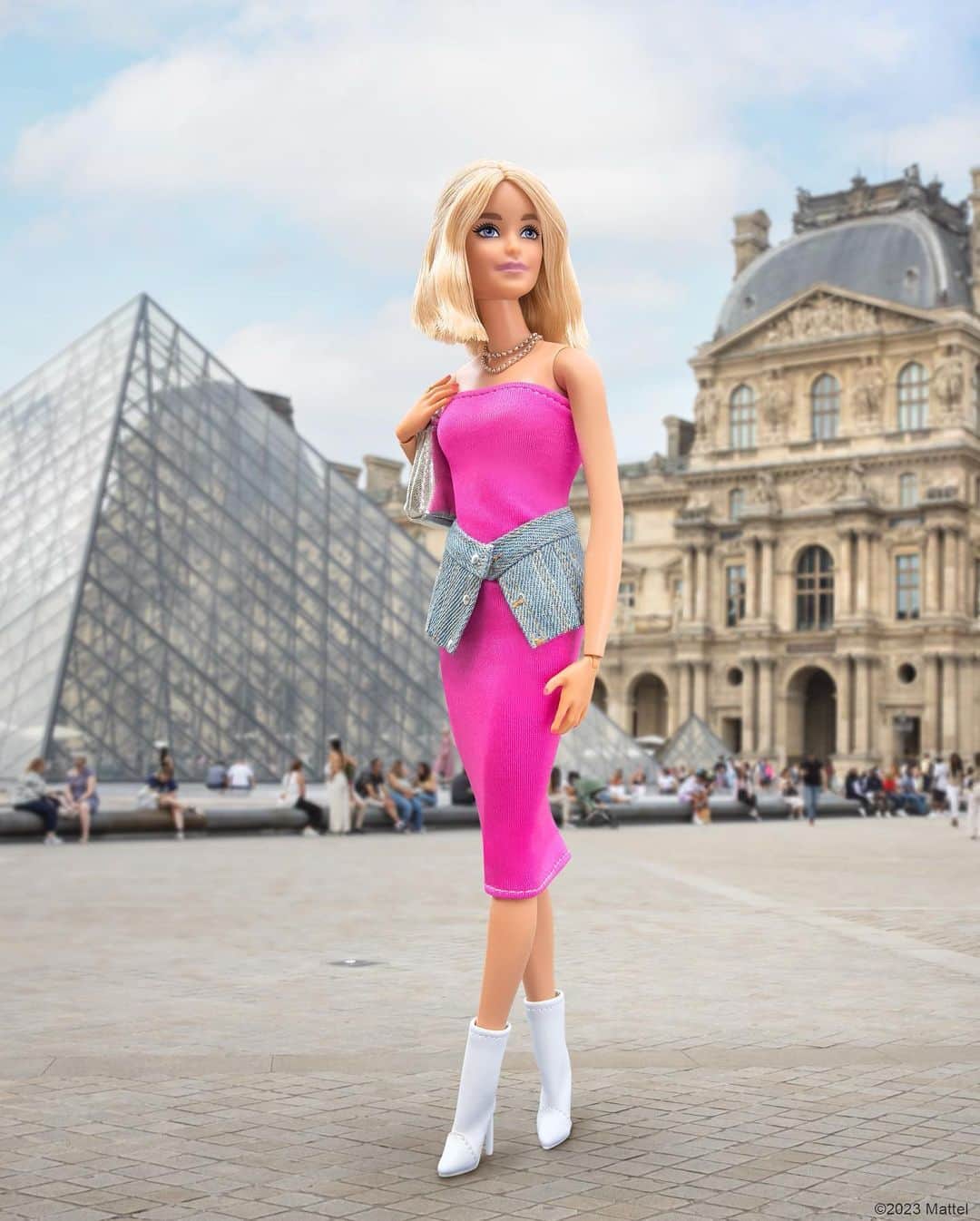 バービーさんのインスタグラム写真 - (バービーInstagram)「Bonjour, Monsieur Ken! Every traveler needs a good photographer. Swipe to see his skills at work. 📸🇫🇷💕#barbie #barbiestyle」7月21日 2時53分 - barbiestyle