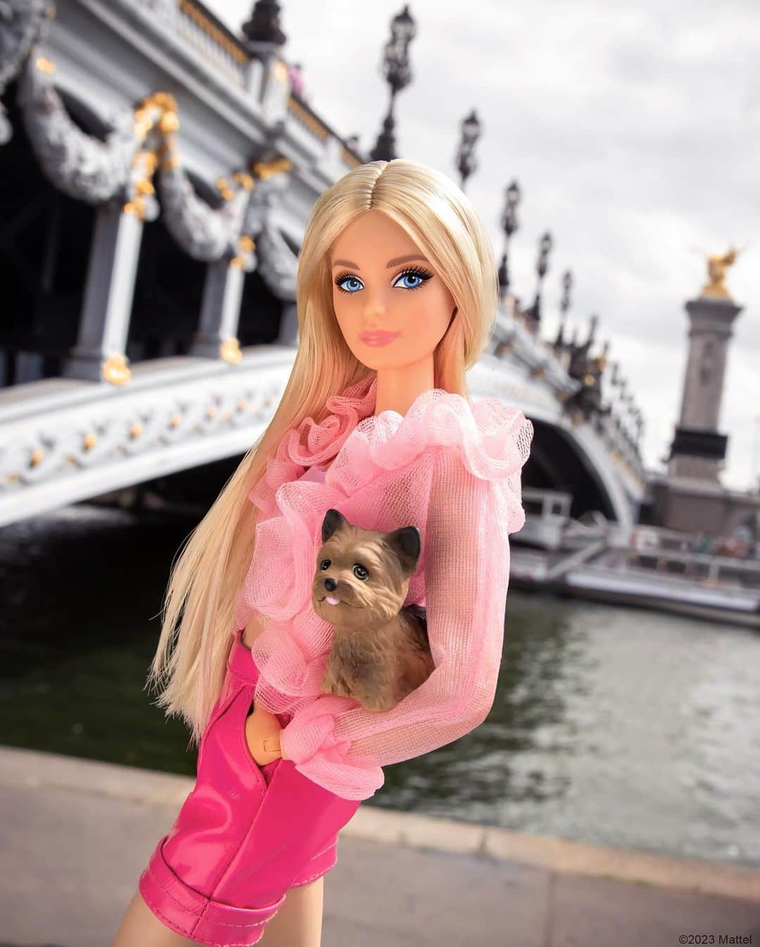 バービーさんのインスタグラム写真 - (バービーInstagram)「Bonjour, Monsieur Ken! Every traveler needs a good photographer. Swipe to see his skills at work. 📸🇫🇷💕#barbie #barbiestyle」7月21日 2時53分 - barbiestyle