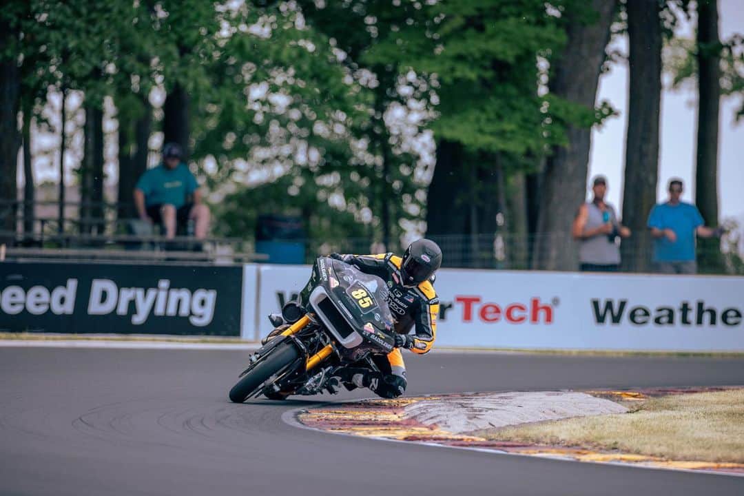 Harley-Davidsonさんのインスタグラム写真 - (Harley-DavidsonInstagram)「We're heading to @brainerdinternationalraceway next weekend, and on the hunt to expand our first-place championship points lead. ​  The @Motoamerica King of the Baggers double-header is July 28-30. Get VIP Tickets to see the action live, available at link in bio.​  #HarleyDavidson #KingOfTheBaggers #MotoAmerica​」7月21日 2時56分 - harleydavidson