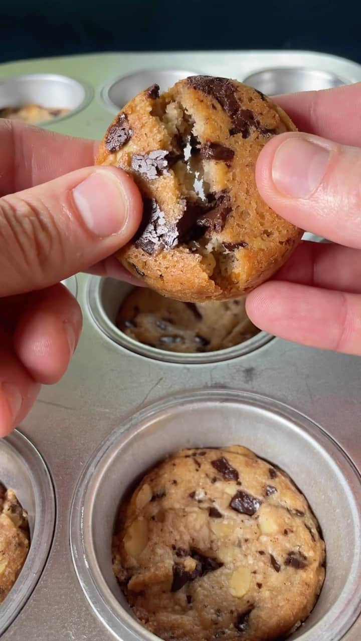 Food52のインスタグラム：「Meet @doriegreenspan’s genius Caramel Crunch–Chocolate Chunklet Cookies, which are baked in a muffin tin giving all sides and the bottom that caramelly, toasty browned edge that’s full of flavor. Watch @grantmelton nail the recipe here, which you can find linked in our profile bio! #f52community #f52grams」