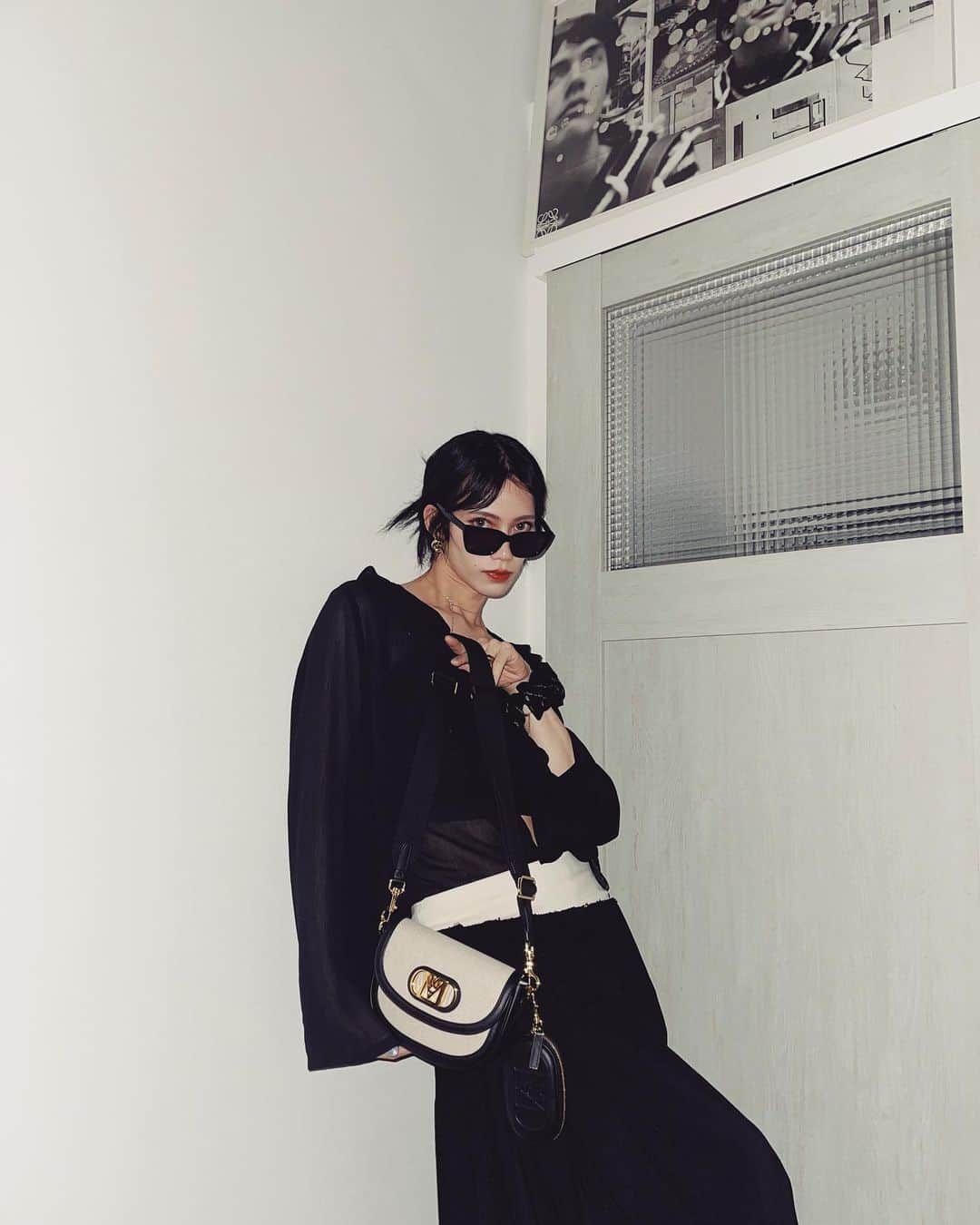 志村禎雄のインスタグラム：「💐🤍Happy Birthday To Meeeee 💐🤍  27さいから28さいに レベルアップしました👏🏻  27歳のだおはとにかく、唐突に 包み隠さずありのままをお伝えし皆様には たくさんの愛と勇気を頂きました！。  自分のことをさらけ出すってなかなか 出来ないって言われるけど、それもそれで 変だなって思うし、恐怖や不安に打ち勝つ ためにいつも心の中に応援してくれるみんなや家族、周りに大切な人達がいるって思う様にしててだから怖いもの知らずなのかなって思います！  でもさ、人間だもん！  たまに弱くなる時だってあるし最近の友人の 死は、本当に心にきました。りゅうちゃんが 沢山のことをこの世の中に残してくれて 救われた方も多いと思うし家族の形が変わっても心の変化があっても、ずっとずっと深くにある愛は何も変わってない。そう思います！  "みんな違ってみんないい"  シンプルな言葉だけど凄く好きだなあ‪^_−♡‬ 同じ人なんて存在しないと思うし性格も見た目も違えば、考え方も違う。だから否定す必要なんてないし無理する必要も何も無い！！   だから28歳も変わらず色んな事に敏感で いたいしみんなの心の中でヒマワリの様に 明るく元気に咲き続けたいなと思います🥰  いつも心に寄り添ってくれるみんなに 出会えて本当に良かったです。  ファンの子たちには感謝してもし切れません。お仕事頑張ろって思えるのはいつもみんなが送ってくれる言葉にパワーがあるからです！陰に隠れなくていいし好きなタイミングでメッセージ送ってくれていいし応援の仕方もそれぞれ！ぜーんぶだおが包み込むよ🤭🤍 えぶりでい大好きですみんな！！！！  そしてあまり公にはしてないけどお付き合い してる彼の存在。家族よりも今1番一緒に 時間を過ごして、ケンカもすればぶつかる 事もあるけど今の1番の理解者です。だおと 付き合うなんて大変だろうに好きでいてくれて ありのままを愛してくれてありがとう！！  MCMまで一緒に行って欲しかったバッグも プレゼントしてくれて(可愛すぎるうううううありがとう😖♡) 今年はゆった〜りのんび〜りな誕生日を 過ごせて彼なりのスタイルでお祝いしてくれました！ こうゆうのも当たり前じゃないので凄く幸せです。ありがとう！  MCMさんからも2人に香水と ウォレットまで...😭♡♡  心からありがとうございます...!!!  まだまだ遊んだことのないインスタとかで繋がってる皆様 本当にタイミングで良いので 遊んでくださいね🥹🫶🏻   そしてお仕事関係者の皆様、どこかで ご一緒できる日を心待ちにしてます！  今を大切に。そして明日を輝け！  28歳のDAOもよろしくお願いいたします🌼*･  (睡眠時間短かったから誕生日迎えてから気付いたら寝落ちしてました笑 投稿遅くなっちゃってごめんね🤣🤣)  I turned 28. Thoughts change as we age, but our hearts never change. To all the overseas fans who always support us, I love you from the bottom of my heart. Thank you very much for your comments and messages! love you all ♡  #happybirthdaytome #dao」