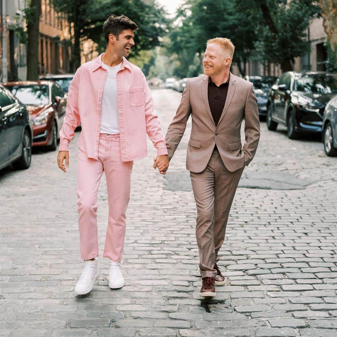 ジェシー・タイラー・ファーガソンのインスタグラム：「What a way for @justinmikita & me to celebrate 10 years of marriage: with some of our closest friends at our favorite restaurant in our favorite city! Thank you @allanzepedaphoto (who shot our wedding 10 years ago) for documenting the night!」