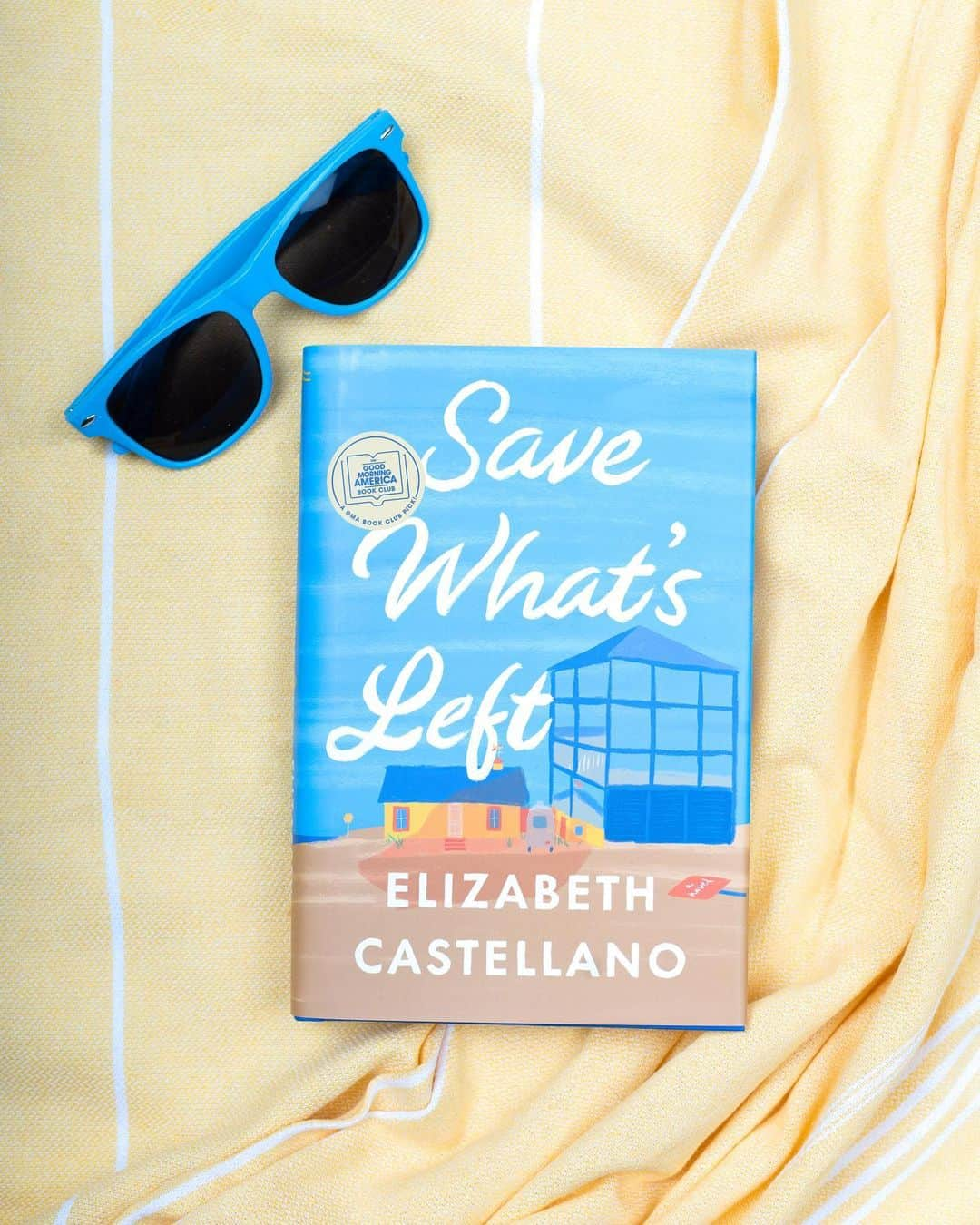 Good Morning Americaさんのインスタグラム写真 - (Good Morning AmericaInstagram)「#SaveWhatsLeft has been called an “un-beach read” but we won’t tell anyone if you decide to take it on your vacay. 😉  Link in bio to see why everyone loves our July #GMABookClub pick by Elizabeth Castellano. 📚  #bookstagram #bookrecommendations #bookclub #booklover #nowreading #bookcommunity #bookworm #newbook」7月21日 3時23分 - goodmorningamerica