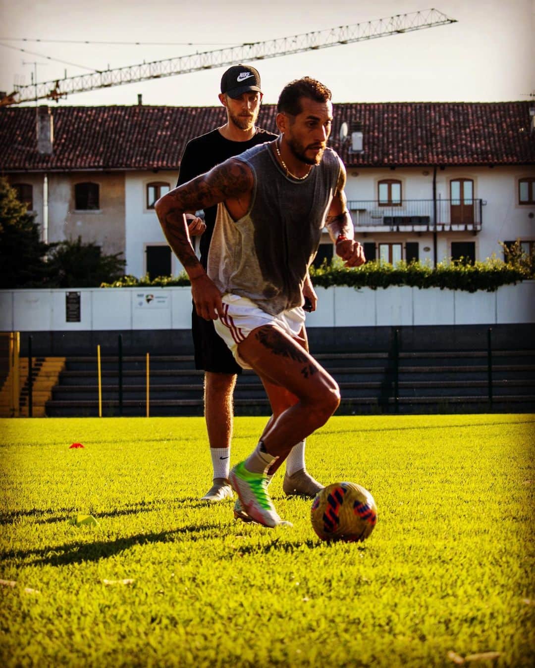 ロベルト・ペレイラのインスタグラム：「Entrenarse siempre pase lo que pase.. esto continua y lo bueno está por venir, estoy preparado 👊🏾🦾」