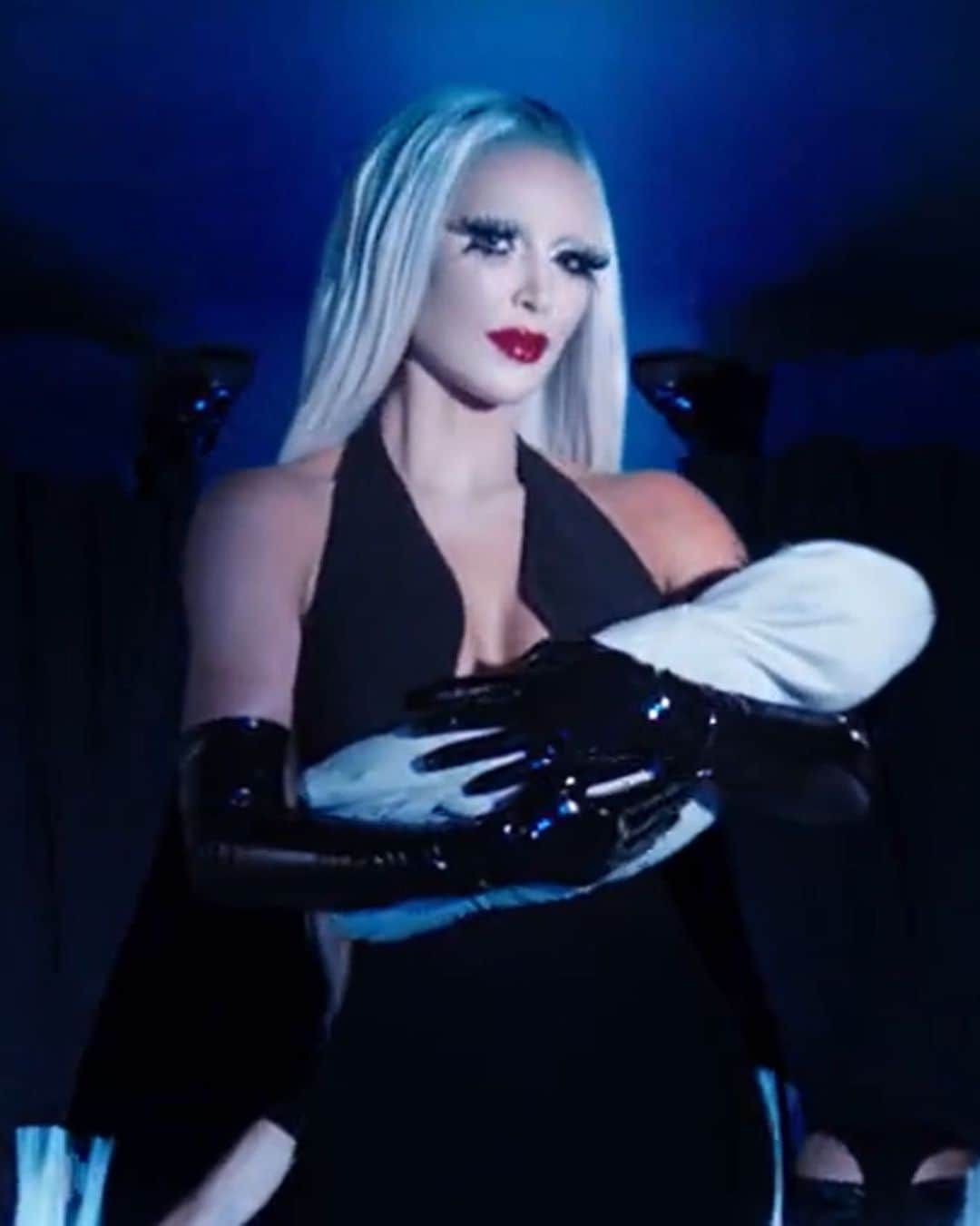 Just Jaredさんのインスタグラム写真 - (Just JaredInstagram)「Kim Kardashian makes a massive transformation in the first teaser for #AmericanHorrorStory: #Delicate. Tap this picture in the LINK IN BIO for details, and see who else is in the clip! #KimKardashian Photo: AHS / Hulu」7月21日 3時32分 - justjared