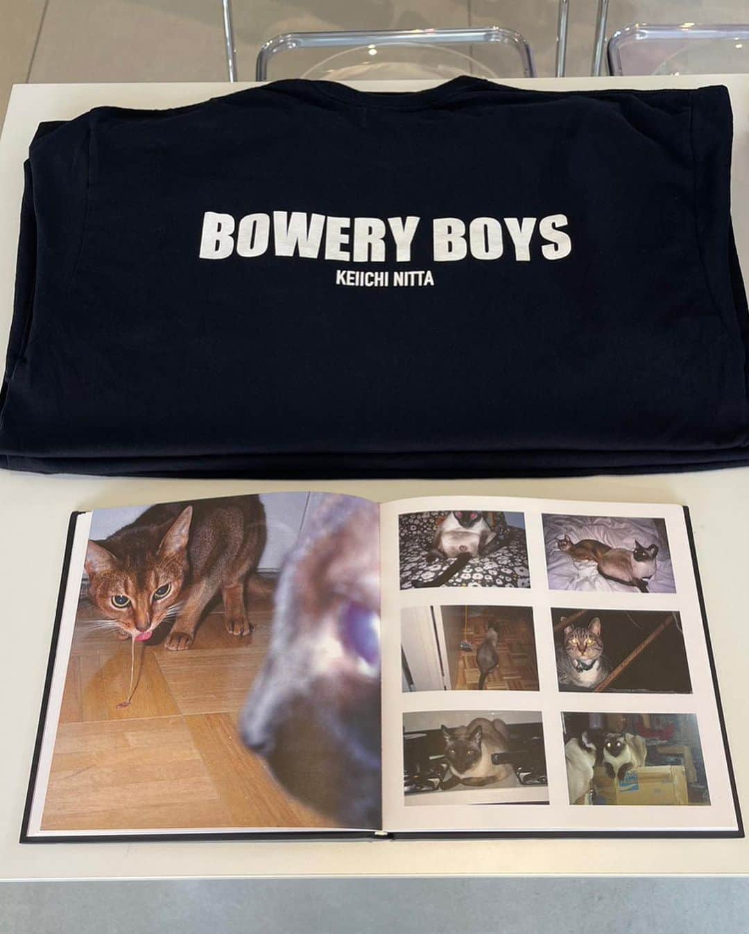 新田桂一のインスタグラム：「今日から @tensen_tokyo で、二日間 @boweryboystyo のポップアップがスタートします。皆様、是非来てくださいね。よろしくお願いします。 初日は僕も16時ぐらいから、お店に立ちます。お会いできるのを楽しみにしてます！  7/21(金),22(土) tensen 東京都世田谷区北沢3-3-1 テラス東北沢102A 13:00-19:00  本イベントでは新作Tシャツ2柄×2色の販売を行います。¥7,700(tax-in) ※先日発売したTシャツのご用意は御座いません。  また、高円寺の若者に絶大な人気を誇るBAR @ten_club_kouenji によるお酒の販売も予定しております。  是非お気軽にご来店下さい。  #boweryboys #tensen  thanks @shohei_higashi    @hayatosatoh」