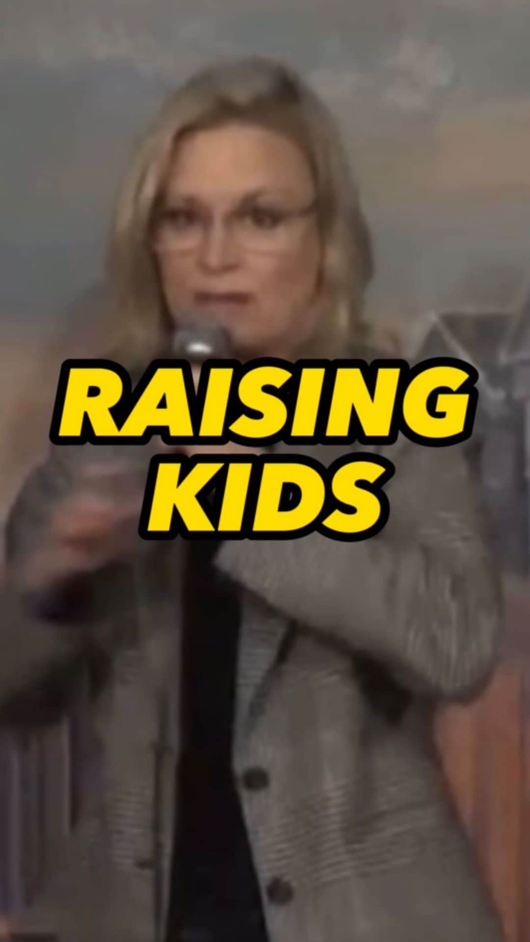 メアリー・リン・ライスカブのインスタグラム：「R U fucking up your kids?? 😱💥#crowdwork #comic #standup #actor #jokes #true #standupcomedy #joking #performing」