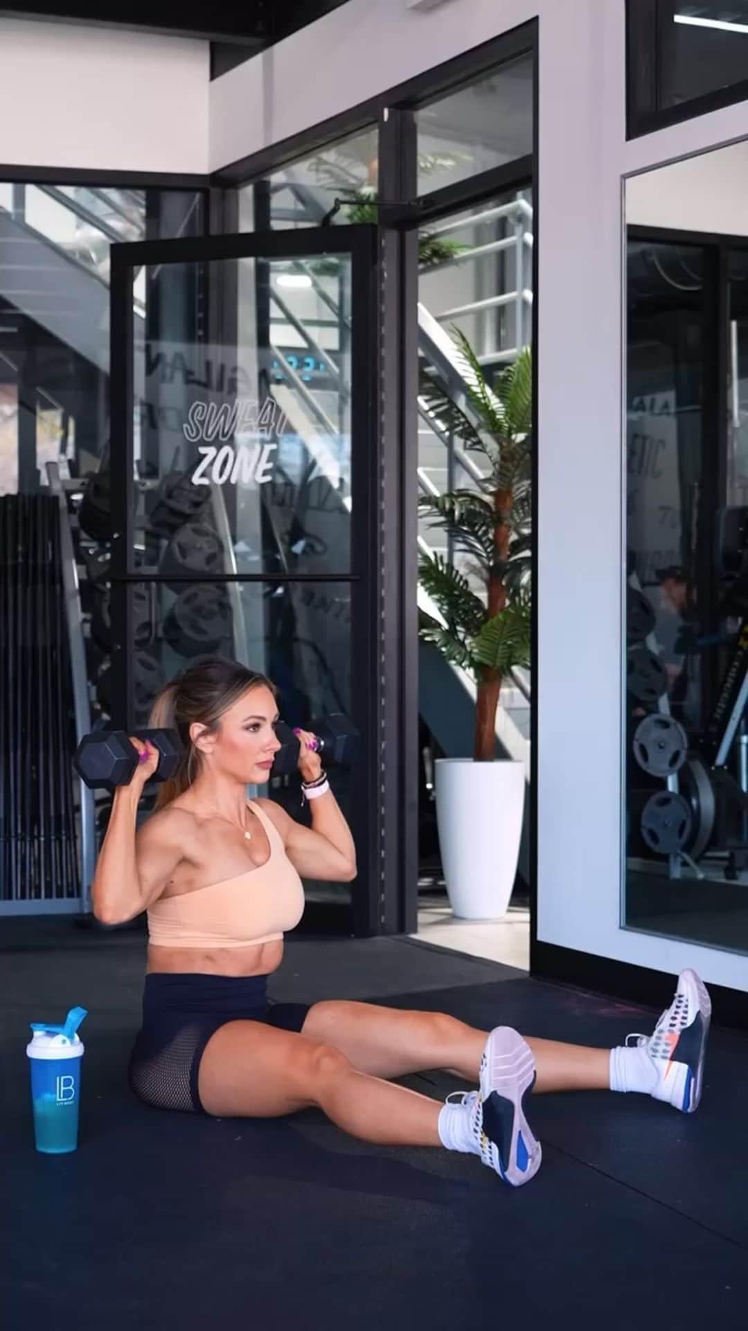 Paige Hathawayのインスタグラム：「Hey 👋🏼 Fam, Here’s some FUN TIP ALTERNATIVES to switch things up in the gym! 😤💪🏼  1️⃣ Z PRESS One of my favorite lifts for not only building your shoulders. This movement forces you to adopt a position where your core (and lower body) cannot help to generate force and they must work hard to balance the weight.  2️⃣ STANDING TRICEP EXTENSIONS  I love doing standing or kneeling lifts in replace it the traditional seated movements because their functional and require more hip mobility, core stability all while putting emphasis from the muscles working.  3️⃣ PUSH UP | RENEGADE ROW | T RAISE Working out is all about having fun. Although I am a huge advocate for traditional lifts and keeping it more simple, I do enjoy throwing in some fun combos like this that work a wide variety of upper body.   Use code: PAIGE for natural PRE & POST @livbody supps! 💙」