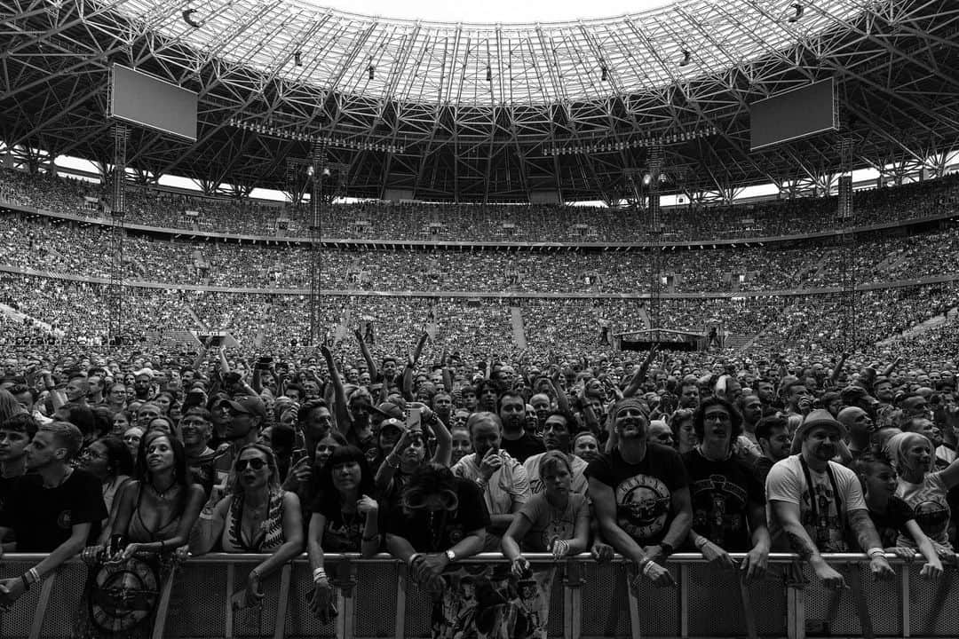 Guns N' Rosesさんのインスタグラム写真 - (Guns N' RosesInstagram)「Last night in Budapest was incredible! Thank you for comin' out 🌹」7月21日 4時19分 - gunsnroses