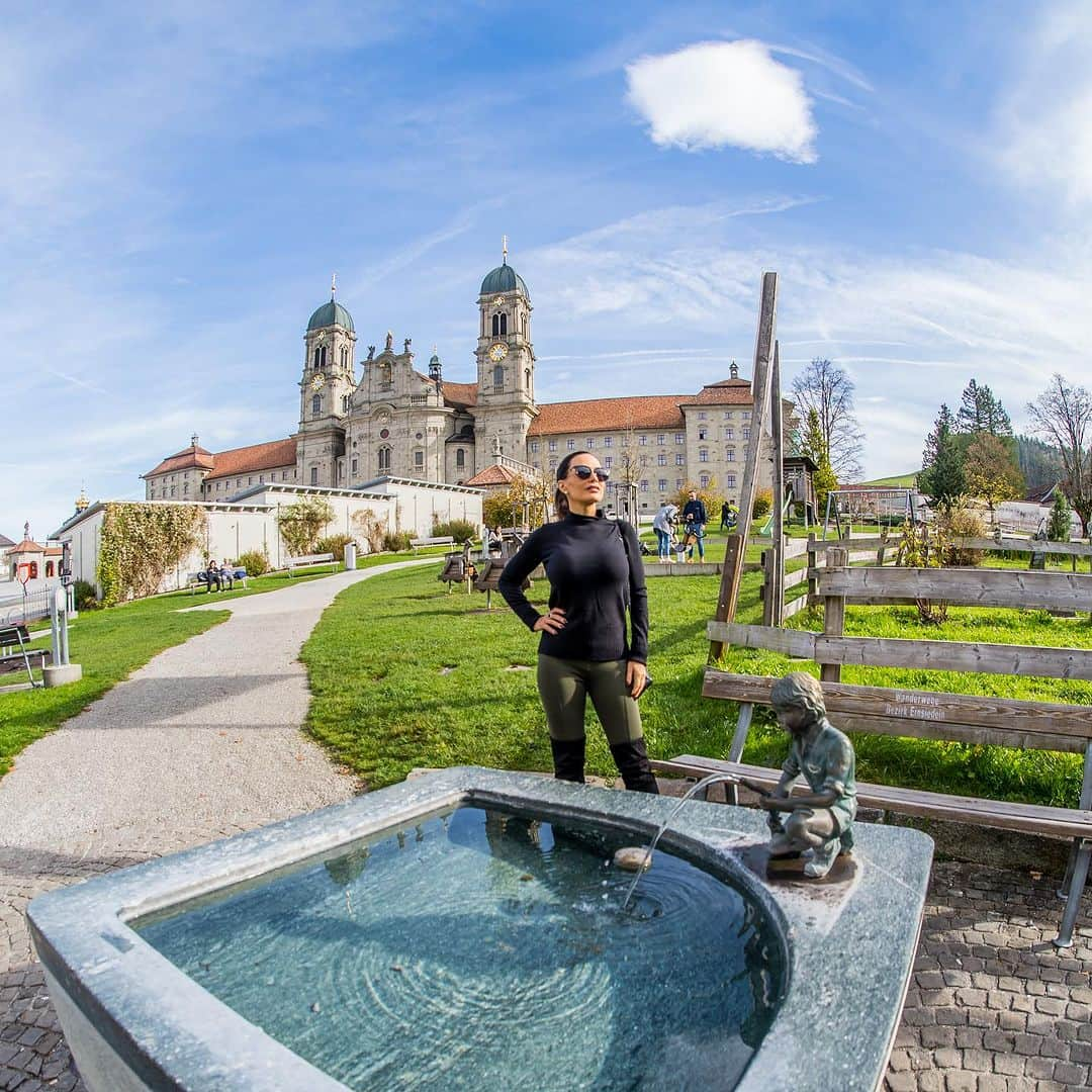 リサ・アンさんのインスタグラム写真 - (リサ・アンInstagram)「#throwbackthursday  Wandering Switzerland and awestruck by the beauty of Einsiedeln Abbey. It was the most magical visit on our drive between Zurich and Luzern.   #travelphotography #switzerland #wanderlust   📸: @justtheletterk_img」7月21日 4時10分 - thereallisaann