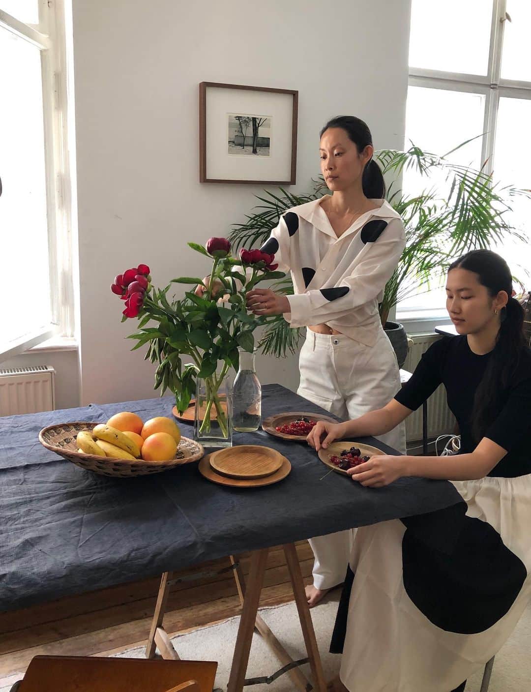 日登美のインスタグラム：「At home with Edition 🤍 @editionofficial   #edition #sustainable #fashion #chinesefashion #motheranddaughter #athome #relaxed」