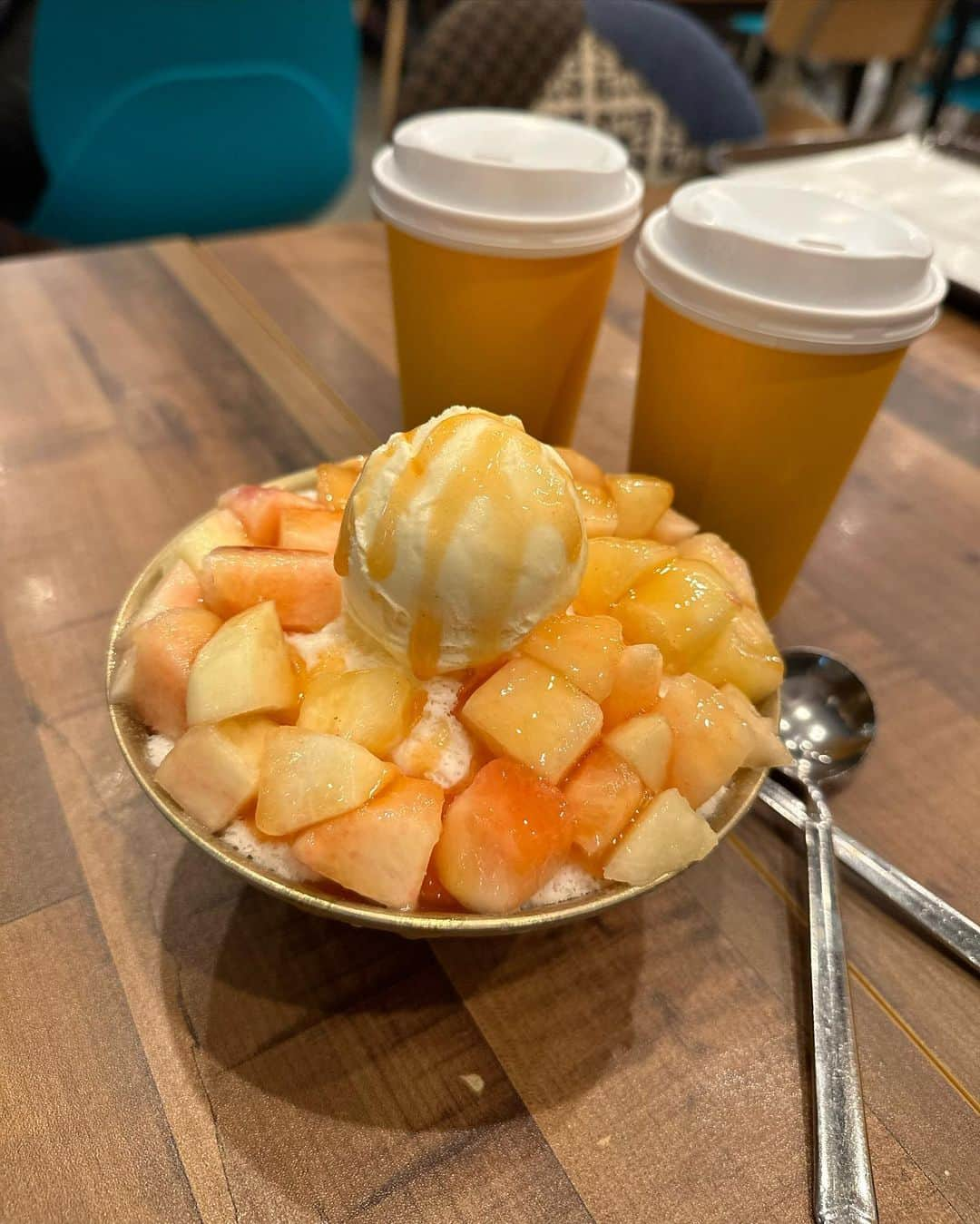 K͎A͎R͎E͎N͎さんのインスタグラム写真 - (K͎A͎R͎E͎N͎Instagram)「🍑  🍧の季節ｷﾀ 店内寒過ぎて震えながら食べた笑  #binggo #cafebinggo #ピンス #かき氷 #カキ氷」7月21日 4時27分 - pkpkprtn