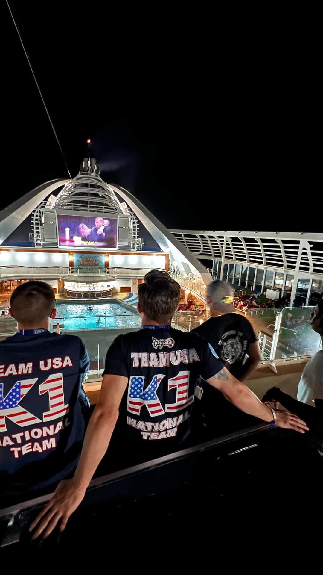 アンディ・サワーのインスタグラム：「🍿🎥✨Movies Under The Stars! There’s something magical and about watching a movie with family and friends. Seeing Creed in the middle of the ocean, was something special! @princesscruises   @andy8souwer2official @anissameksen @romeo_orosco101 @richxx_boiii_cam @zachbalousek @ethan_halsey05 @wakousakickboxing @ssb.223 @fujimatco @fujisportsus #movies #creed #princesscruises #moviesunderthestars #kickboxing #kickboxer #cruising   📸 @alxsen19」