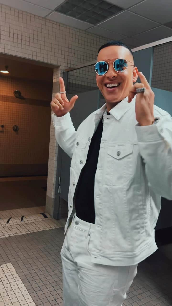 ダディー・ヤンキーのインスタグラム：「Esta vainita está flow tomorrowland como dice mi pana @omarcourtz  Beachy House version 🌊🌅🔥🏝」