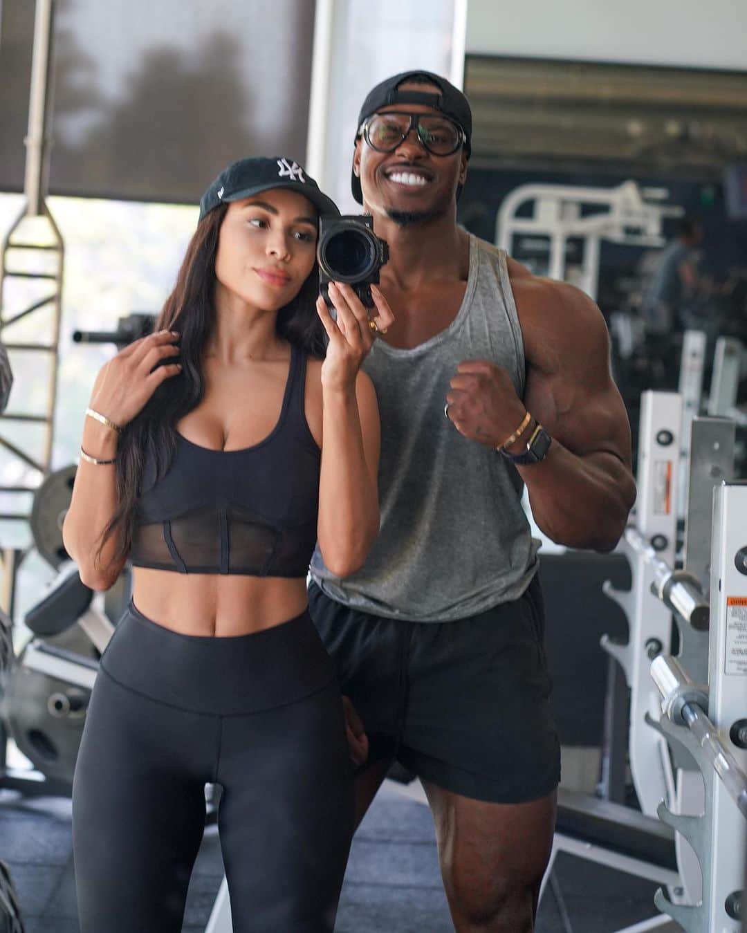 Simeon Pandaのインスタグラム：「Where the gym couples at? ❤️💪❤️ Tag your partner if you both put in work at the gym 😤」
