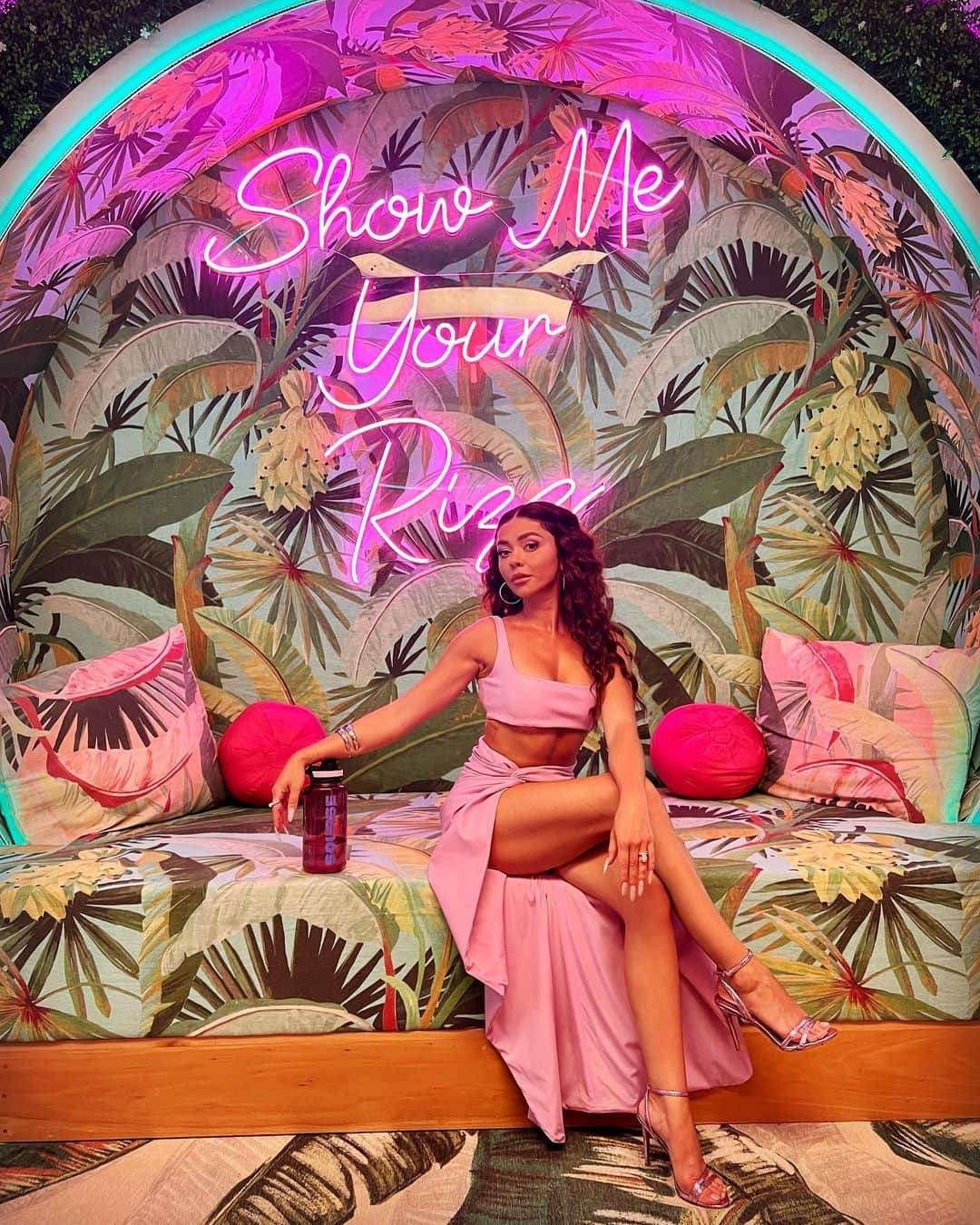 サラ・ハイランドさんのインスタグラム写真 - (サラ・ハイランドInstagram)「It’s giving Bombshell 💛🏝️」7月21日 4時42分 - sarahhyland