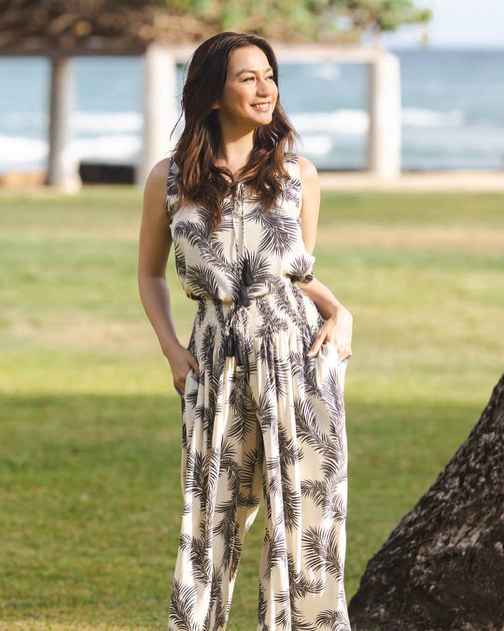 Angels By The Sea Hawaii Waikiki Based Boutiques ?Original clothing designed のインスタグラム：「Beautiful Setup @angelsbythesea  上品な椰子の葉シリーズのセットアップ  現在5色で展開中 5 colors available online  *アウトラインは3色で展開中  Top: Koa Top Leaves Print  (Gold, Black, Navy, Sand/Navy, Olive) Size: XS - XXL  Bottom: Kimo Palm Leaves Print Wide Pants (Gold, Black, Navy, Sand/Navy, Olive) Size: one size  📸 @nina_bythesea  📍 Honolulu, Hawaii   @angelsbythesea has been Hawaii’s resort fashion brand based in Honolulu, Hawaii, since 2010. Please visit our online store 🌺www.angelsbytheseahawaii.com Owner Designer Nina Thai (Miss Waikiki) @nina_bythesea (日本語勉強中📚🙇🏻‍♀️) Please feel free to tag your pic for a chance to be featured!  ハワイのリゾートファッション、 エンジェルズバイザシー はミスワイキキである Nina Thai によって作られたハワイオリジナルファッションブランドです🌴日本語ウェブサイトはこちら www.angelsbytheseahawaii.jp  ハワイやリゾートファッションが好きな人は是非私達のアカウントをフォローして下さい🙌また私達の商品をポストする際にタグ付けしていただいたら私達からリポストされるチャンスがあります  #angelsbytheseahawaii #angelsbythesea #resortwearw #hawaii #waikiki  #ハワイ #ワイキキ #カイルア #ラニカイビーチ #シンプルコーデ #エンジェルズバイザシーハワイ #エンジェルズバイザシー #リゾートファッション #ハワイ限定 #하와이스냅 #하와이허니문스냅」