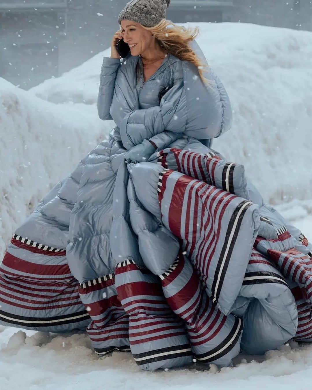 ELLE Brasilのインスタグラム：「Pa-ra tudo com o look usado por Carrie Bradshaw na nevasca do sexto episódio de "And Just Like That"! O casaco matelassado que mais parece um vestido de festa é da coleção da @moncler com a @maisonvalentino e a gente ficou obcecado com esse close, essa cena, tudo. A segunda temporada da série conta com vários momentinhos fashion, como a bolsa de pombo da @jw_anderson usado pela própria protagonista ou o longo Valentino vermelho usado por Lisa Todd-Wexley para ir ao MET Gala. Estamos amando e vocês?」
