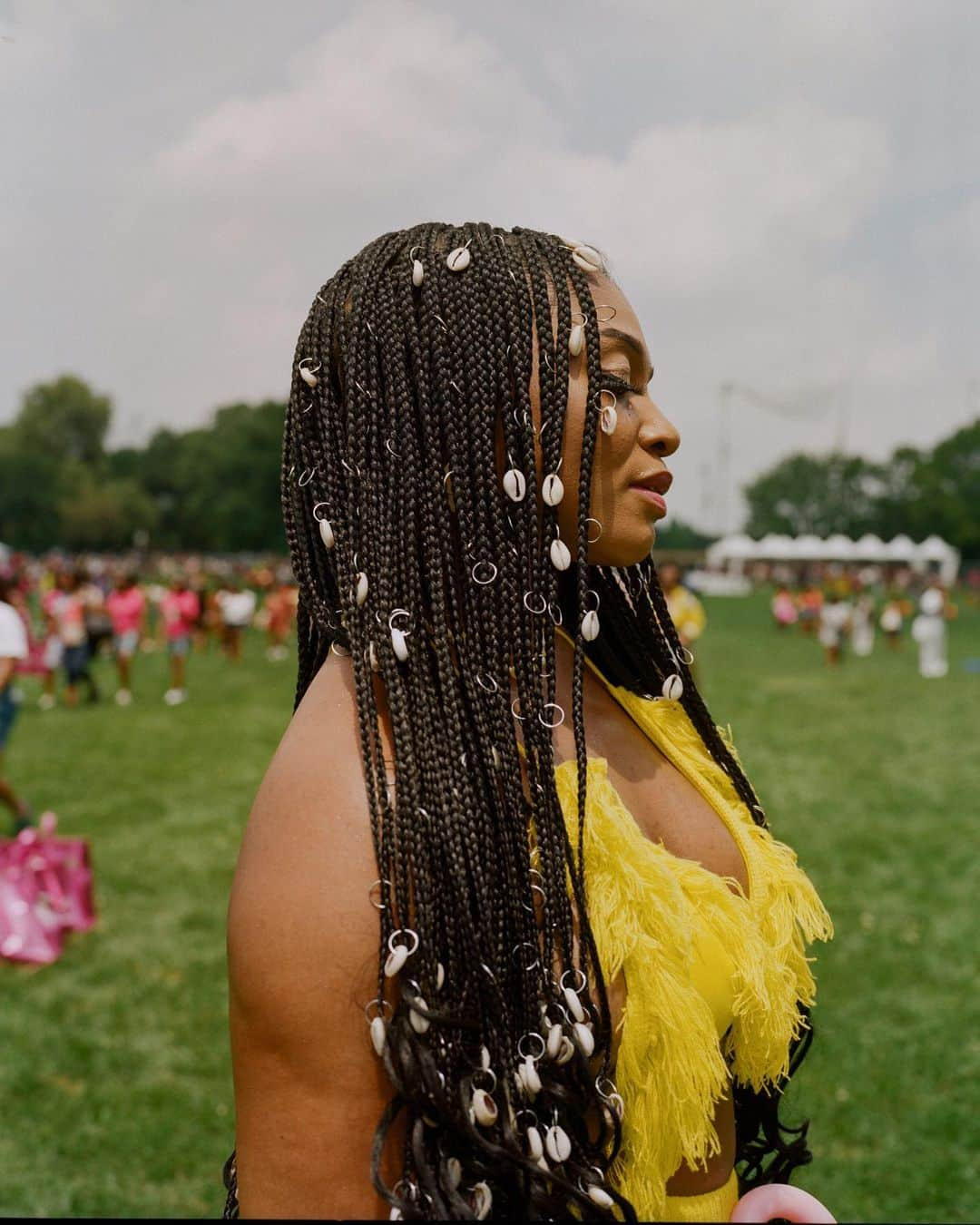 ニューヨーク・タイムズさんのインスタグラム写真 - (ニューヨーク・タイムズInstagram)「At Curlfest, an outdoor event in New York City celebrating Black hair, local vendors awaited a sea of festivalgoers showing off their most elaborate and personal box braids, cornrows, Afros and twists.   Curlfest returned to Randall’s Island after a three-year hiatus, featuring dozens of Black-owned small businesses as well as performers and guest speakers championing the beauty of natural hair.  “‘Bounce Back’ is the theme because it really speaks to the resilience of us as a people,” said Melody Henderson, the event’s creative director. She founded Curlfest with Gia Lowe, Simone Mair, Tracey Coleman and Charisse Higgins. Together the five women make up Curly Girl Collective, a friend group that began in 2010 as an email thread to offer guidance and support for caring for natural Black hair.   Curls and braids were adorned with accessories — clips, gold wires, rings and beads — with the crowd showcasing a variety of looks. But beyond vanity, the many styles signified a communal space where all could see and be seen. At Curlfest, all hair is welcome.  See more looks from Curlfest at the link in bio. Photos by @brianwinstonfraser」7月21日 4時55分 - nytimes